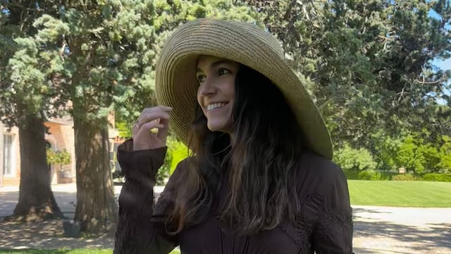 invitada anónima con pamela