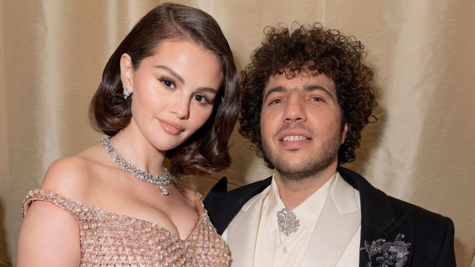 Selena Gomez y Benny Blanco muestran sus estilos opuestos en una cita romántica