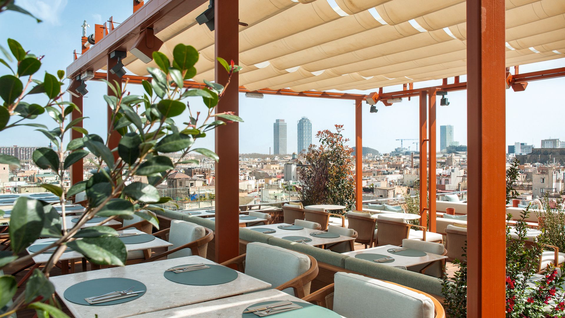 Terraza restaurante junto a la piscina del GRAND HOTEL CENTRAL en Barcelona