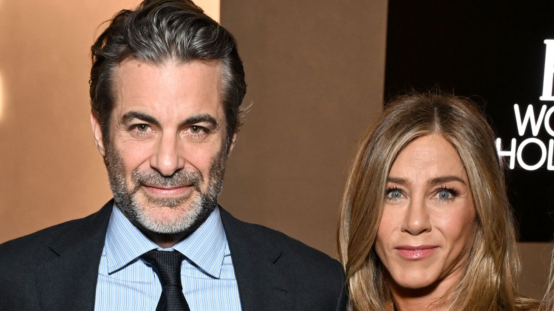 Jim Curtis y Jennifer Aniston durante un evento en Hollywood