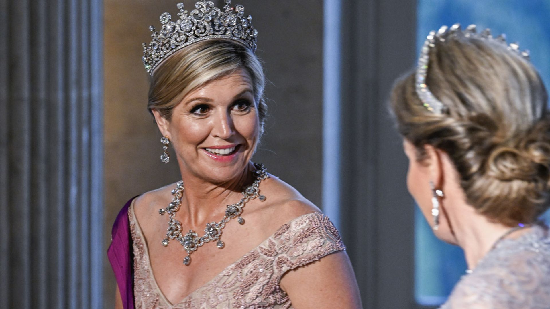 Máxima de Países Bajos versiona el vestido con el que Penélope Cruz triunfó en los Oscar