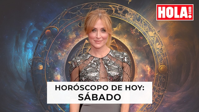 Sasha Alexander en primer plano, de fondo, la rueda del zodiaco