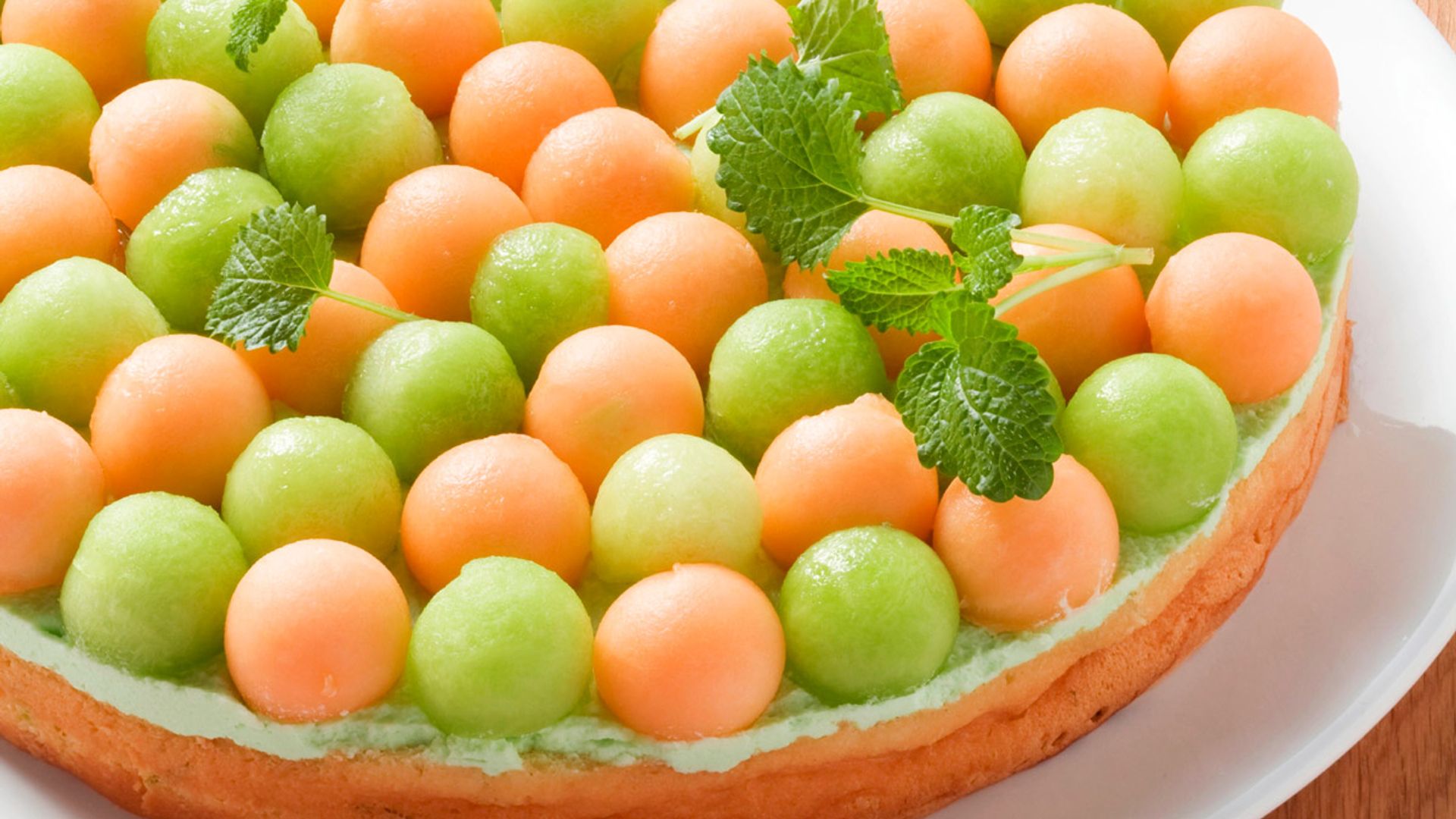 Tarta bicolor con bolitas de melón