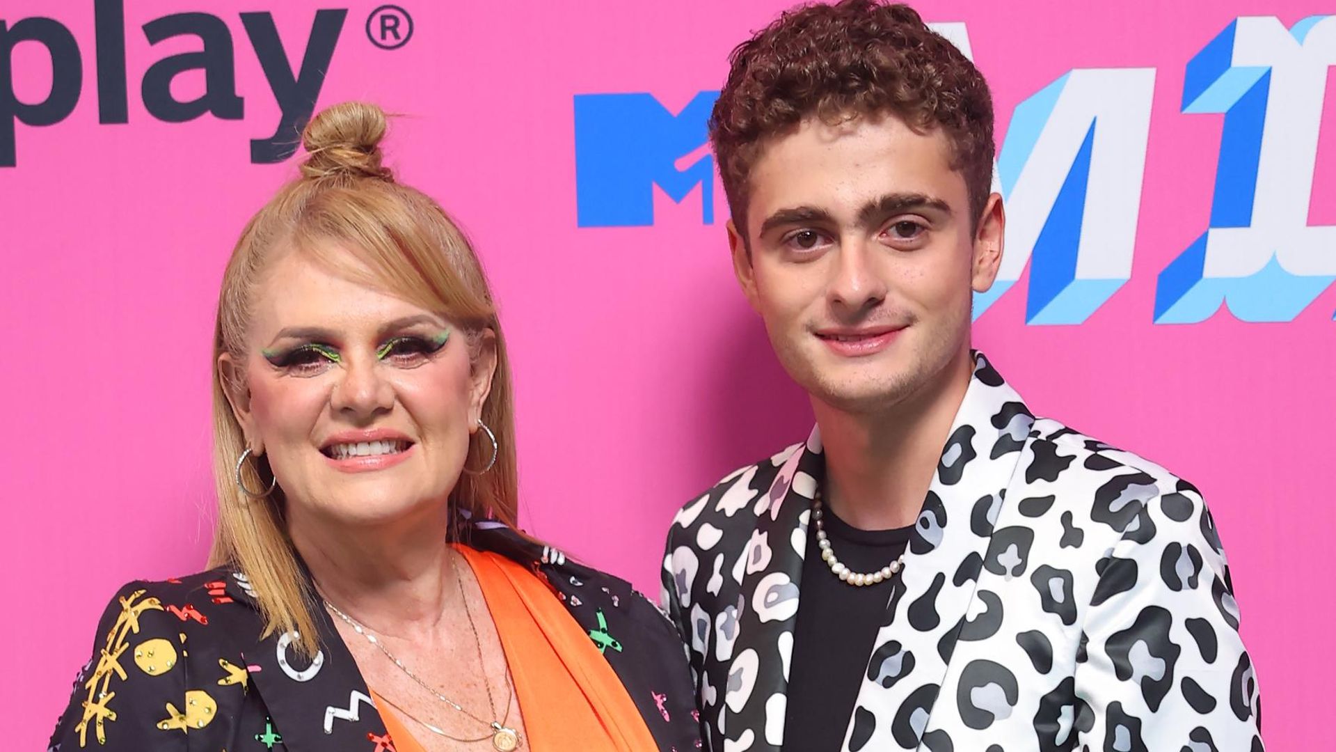 Erika Buenfil le da la ‘patadita de buena suerte’ a su hijo en su debut actoral