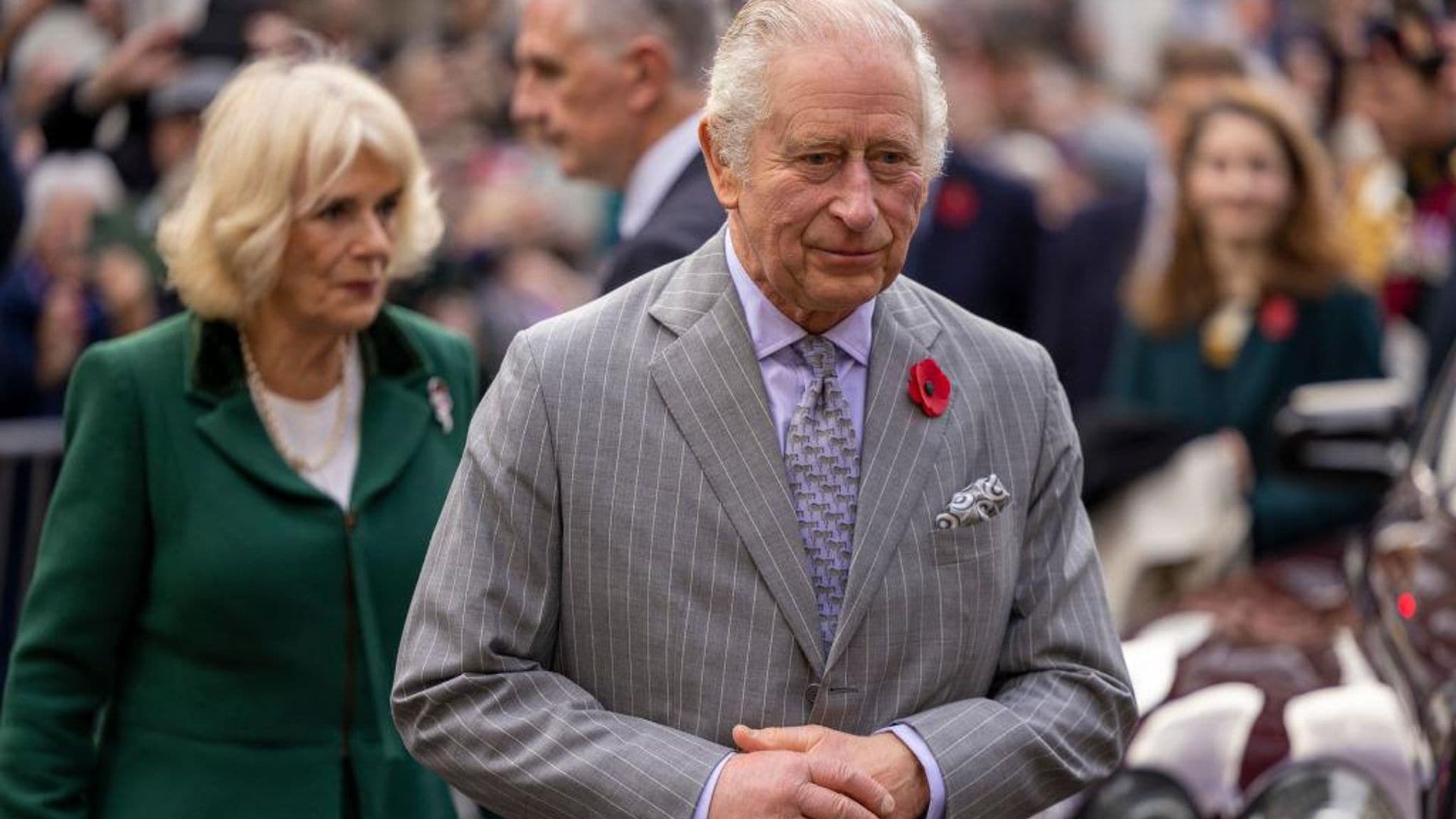 El curioso castigo para el hombre que lanzó huevos al rey Carlos III