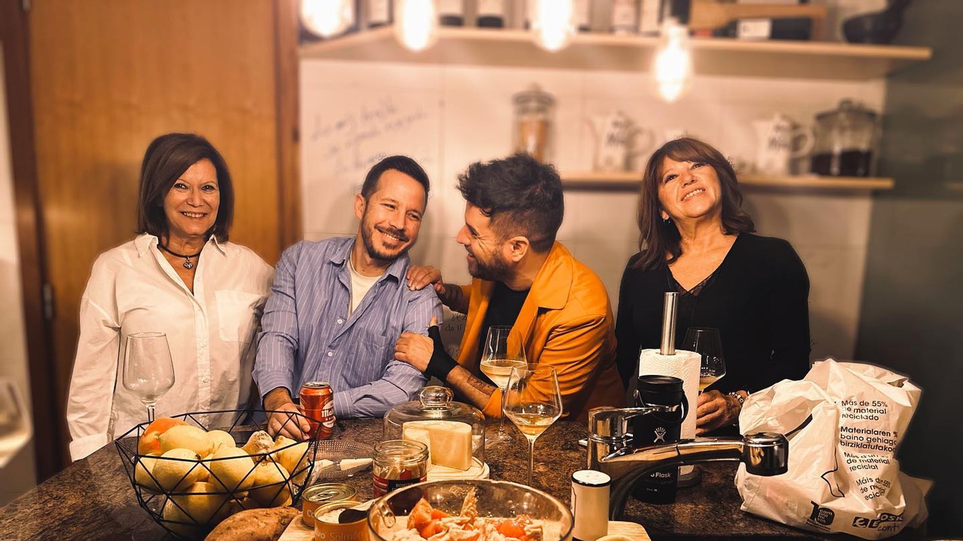 La península de la cocina actúa no solo como zona de trabajo, sino también como punto de la vida social