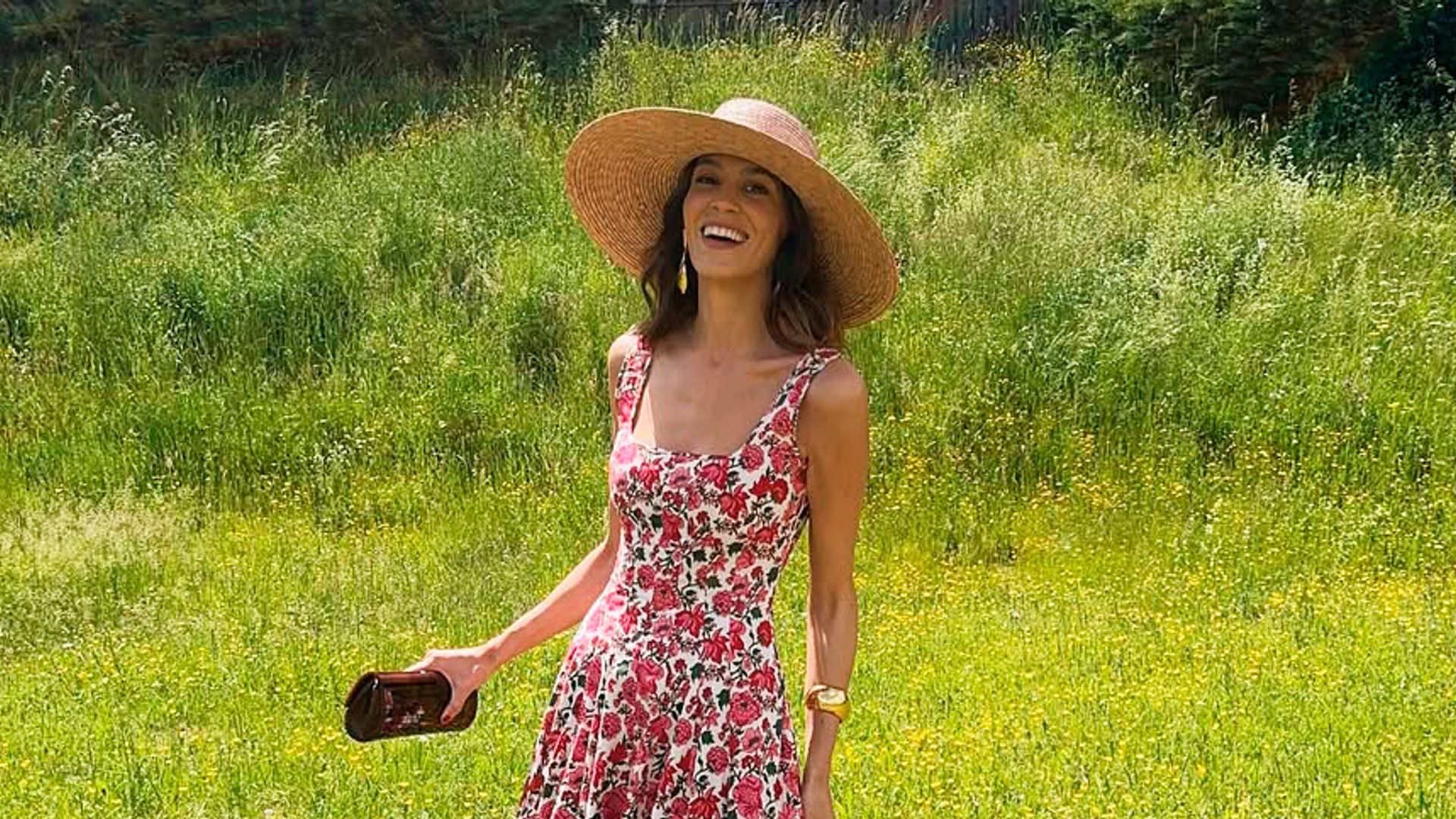 8 vestidos de invitada preciosos para llevar en una boda en el campo