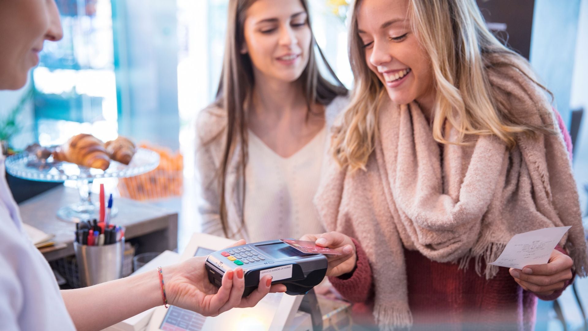 A partir de 2026, los bancos informarán a Hacienda de las tarjetas que superen los 25.000 euros anuales en movimientos, sumando gastos, ingresos y retiradas