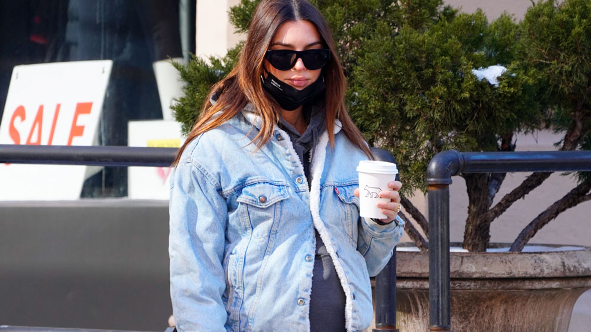 La chaqueta con cuello de Emily Ratajkowski y otras cazadoras vaqueras para toda la vida