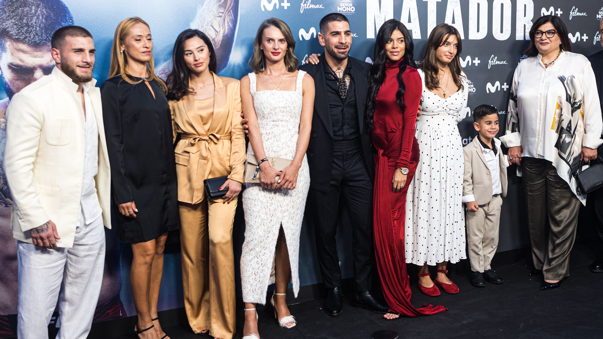 Ilia Topuria en un momento emotivo para él, siendo acompañado por su familia. Entre ellos, Aleksandre Topuria, su hermano mayor, vestido con traje blanco, su hijo, Hugo, y su madre, Inga