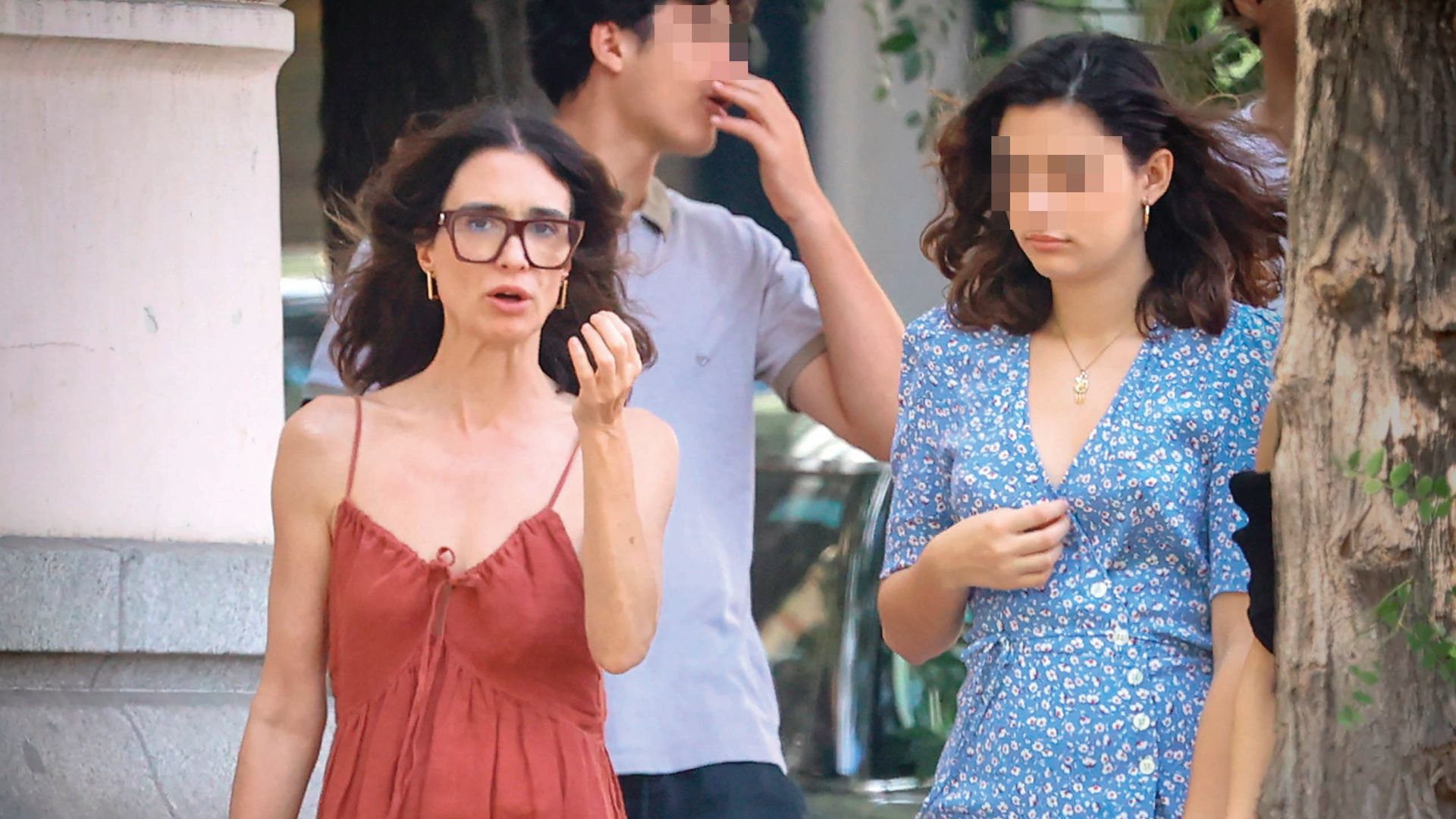 Paz Vega paseando con su hija por Madrid