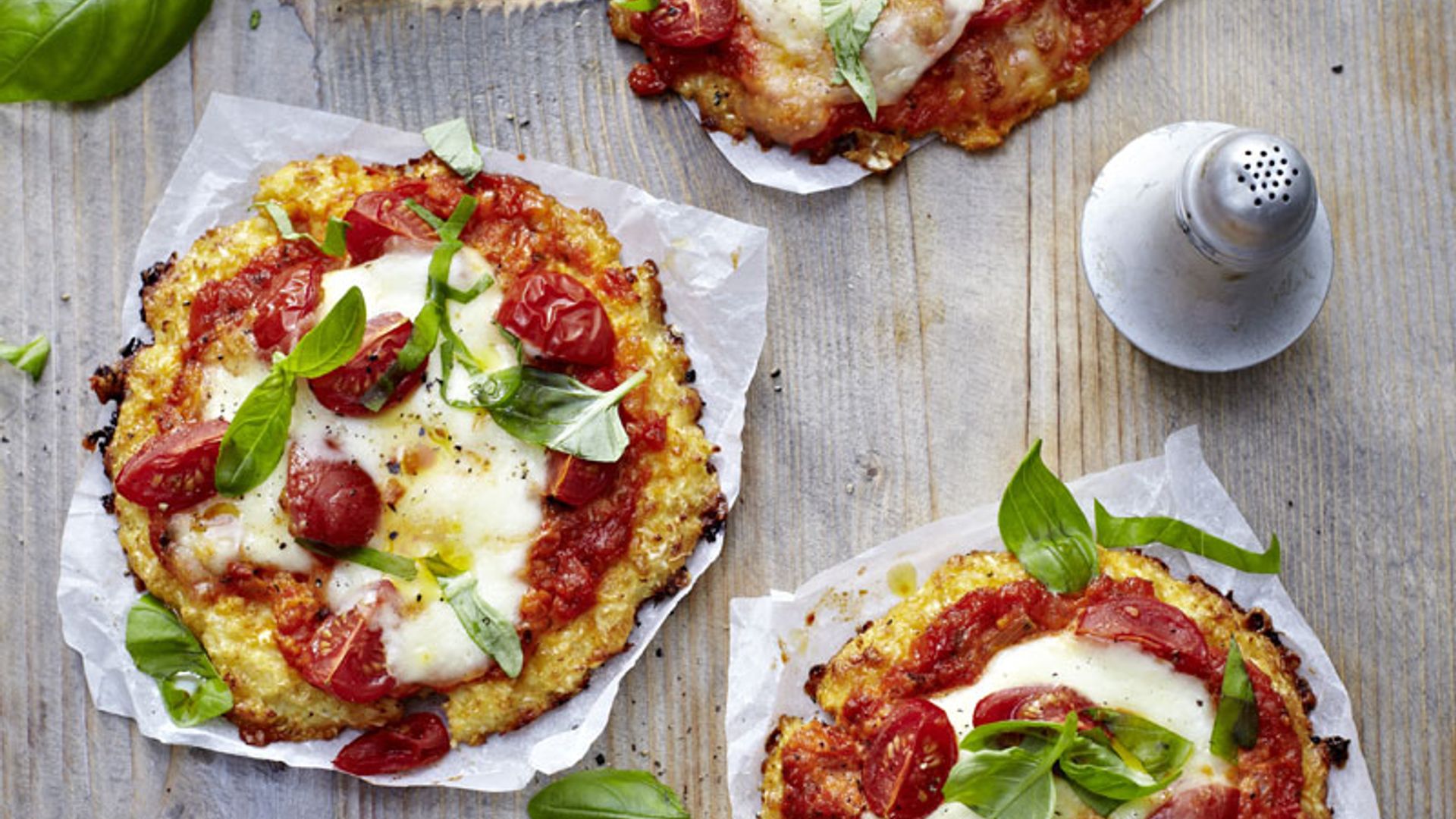 'Mini-pizzas' de coliflor y queso con tomate sin gluten