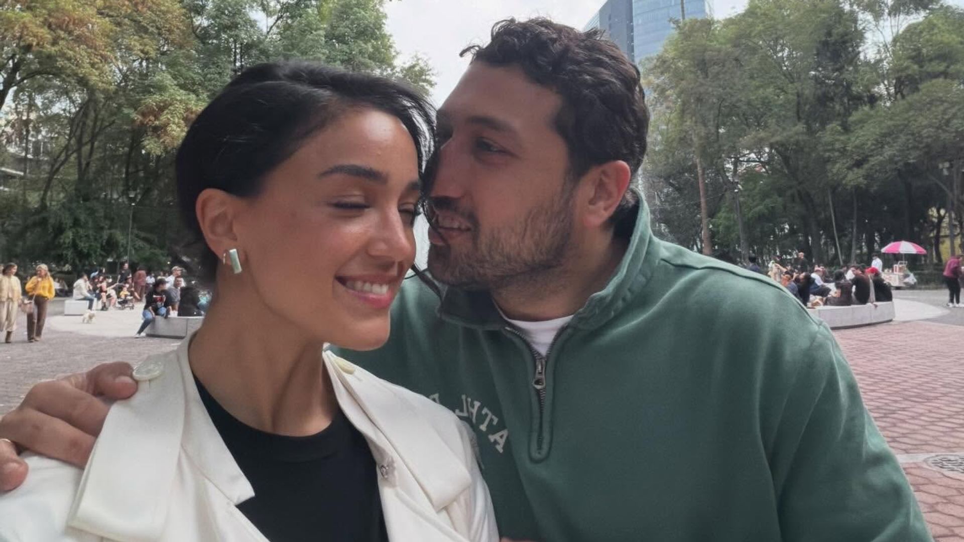 Ale Capetillo se ha dejado ver muy feliz junto a su epsoso Nader en su visita a la Ciudad de México.