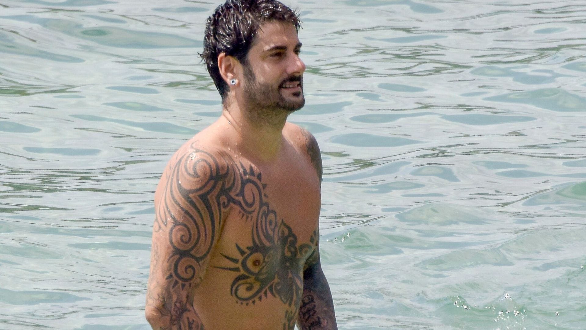 Melendi navega en Ibiza junto a las mujeres de su vida