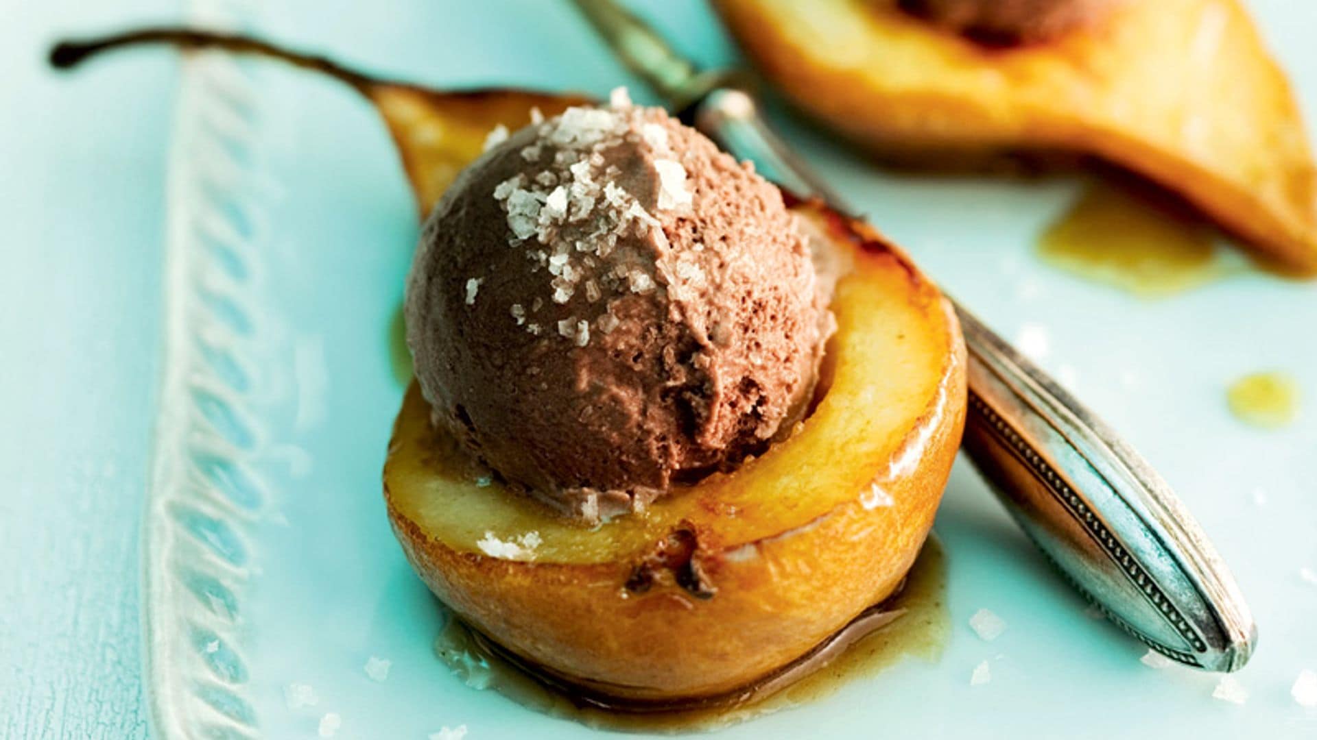 Peras caramelizadas con helado de chocolate