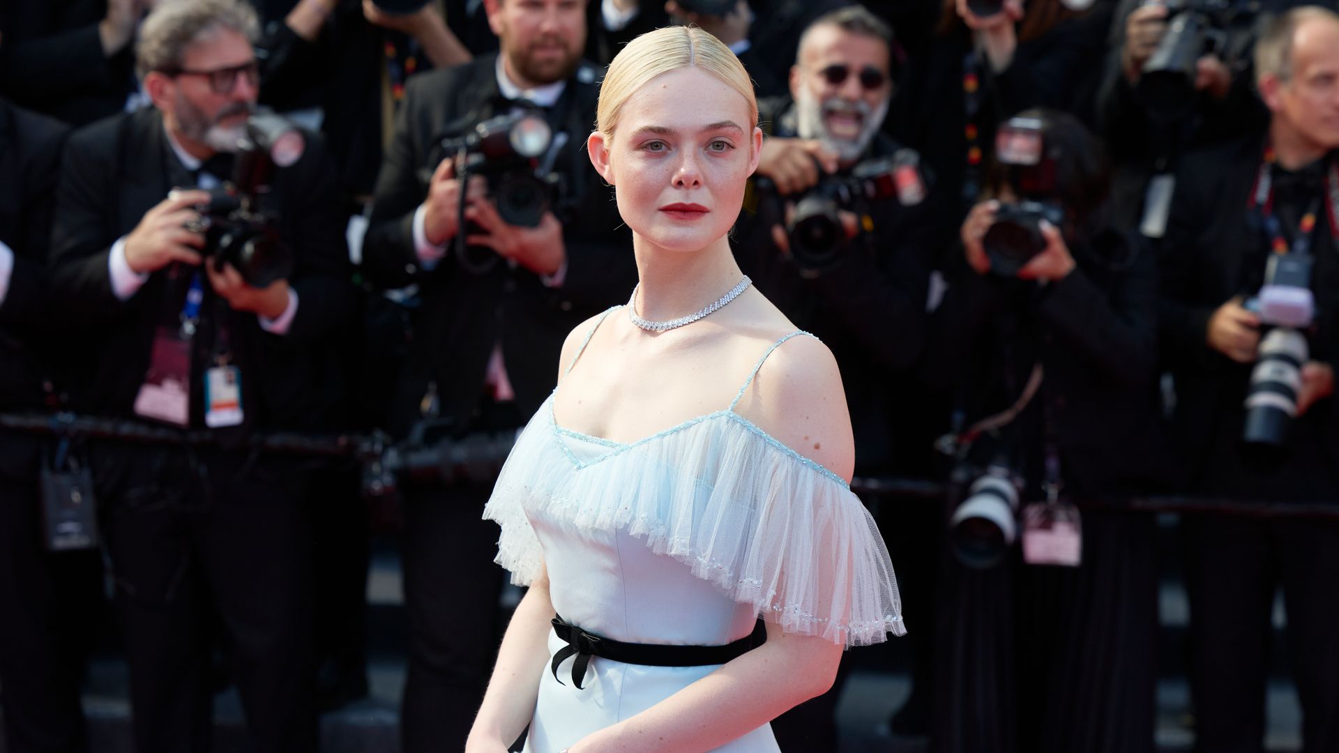 El impresionante vestido de Elle Fanning en Cannes que se diseñó con más de 4,000 bordados