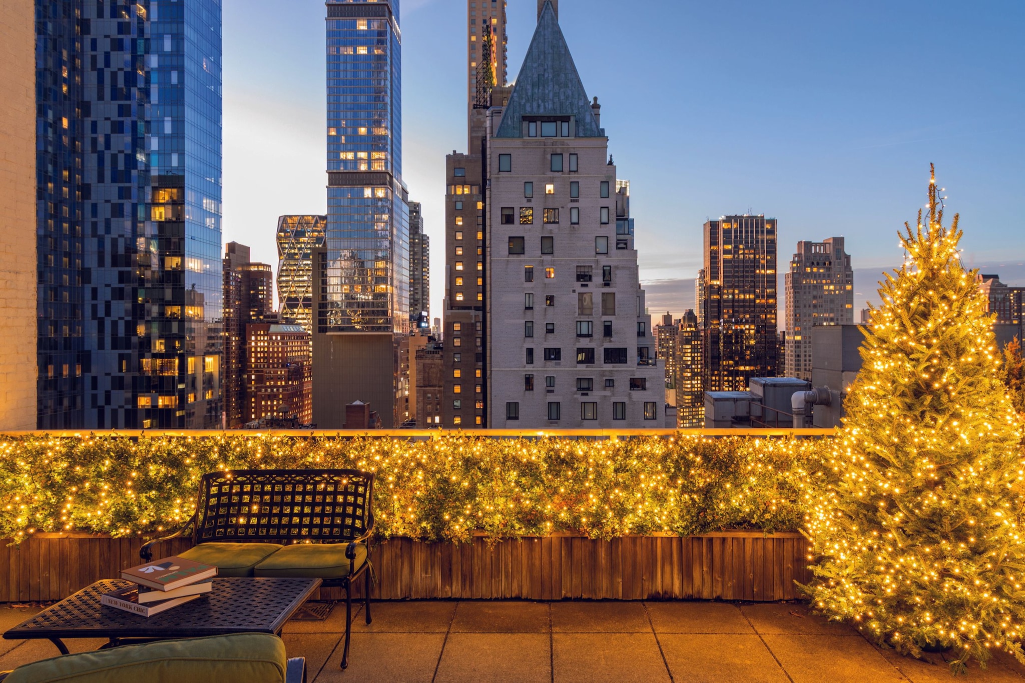 MÁGICA NAVIDAD CON LA DISEÑADORA DE LAS ESTRELLAS CELIA KRITHARIOTI EN SU IMPRESIONANTE CASA DE NUEVA YORK, CON VISTAS A CENTRAL PARK