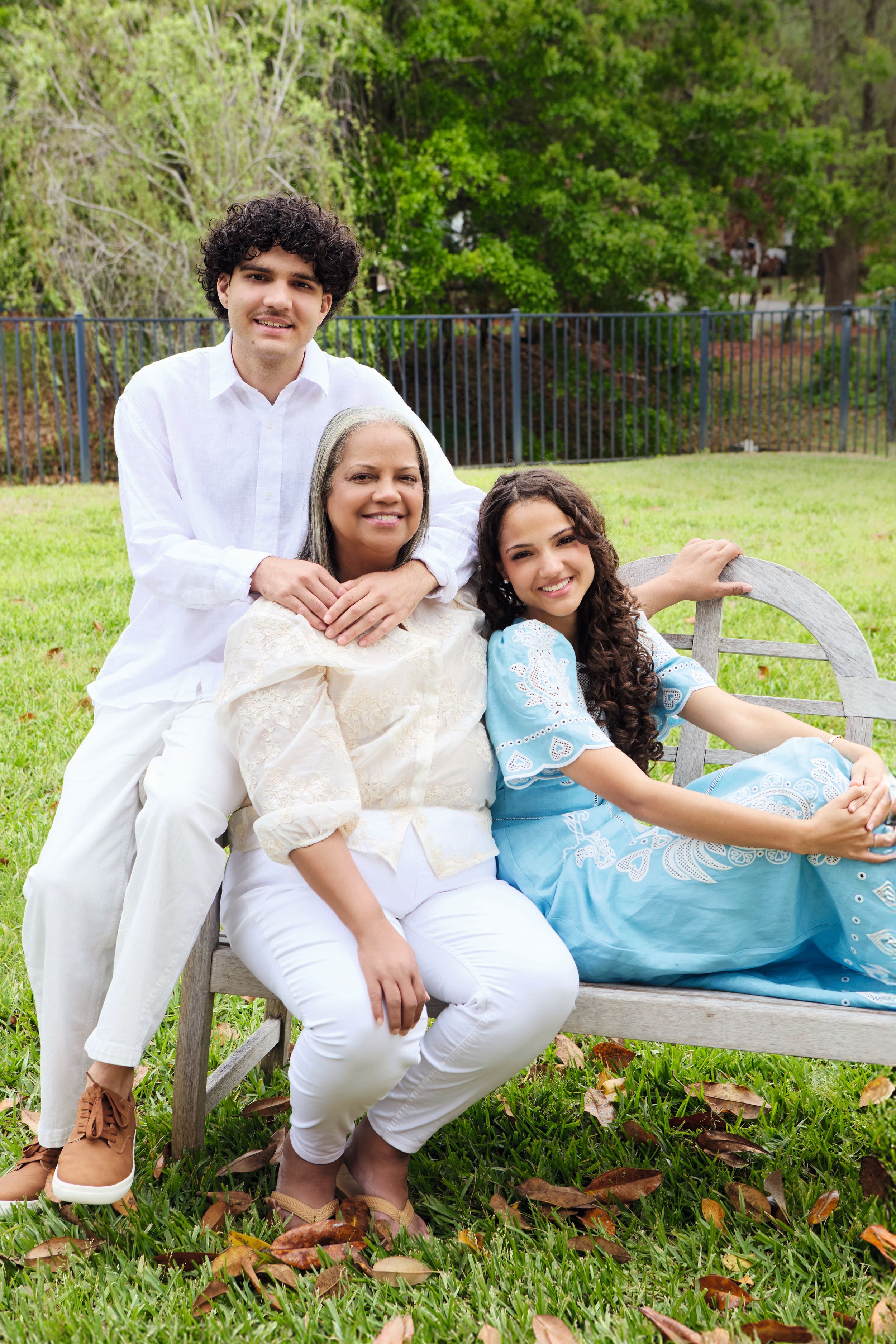 Ronna Keitt, la viuda del doctor Iglesias Puga, posa con sus hijos, Jaime y Ruth