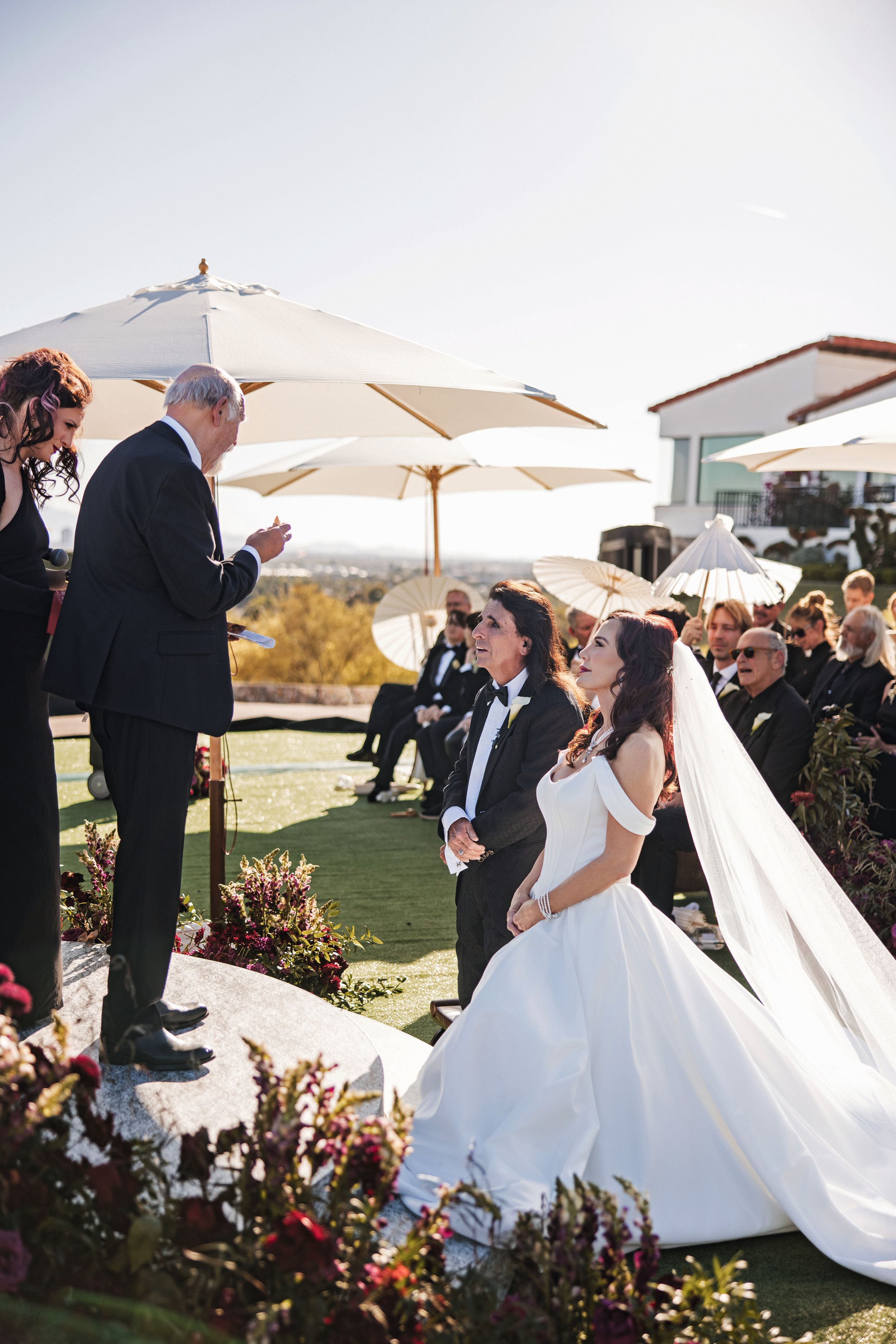 ALICE COOPER LA LEYENDA DEL “ROCK” NOS INVITA A SU ESPECTACULAR BODA GÓTICA PARA CELEBRAR SUS 50 AÑOS DE CASADO