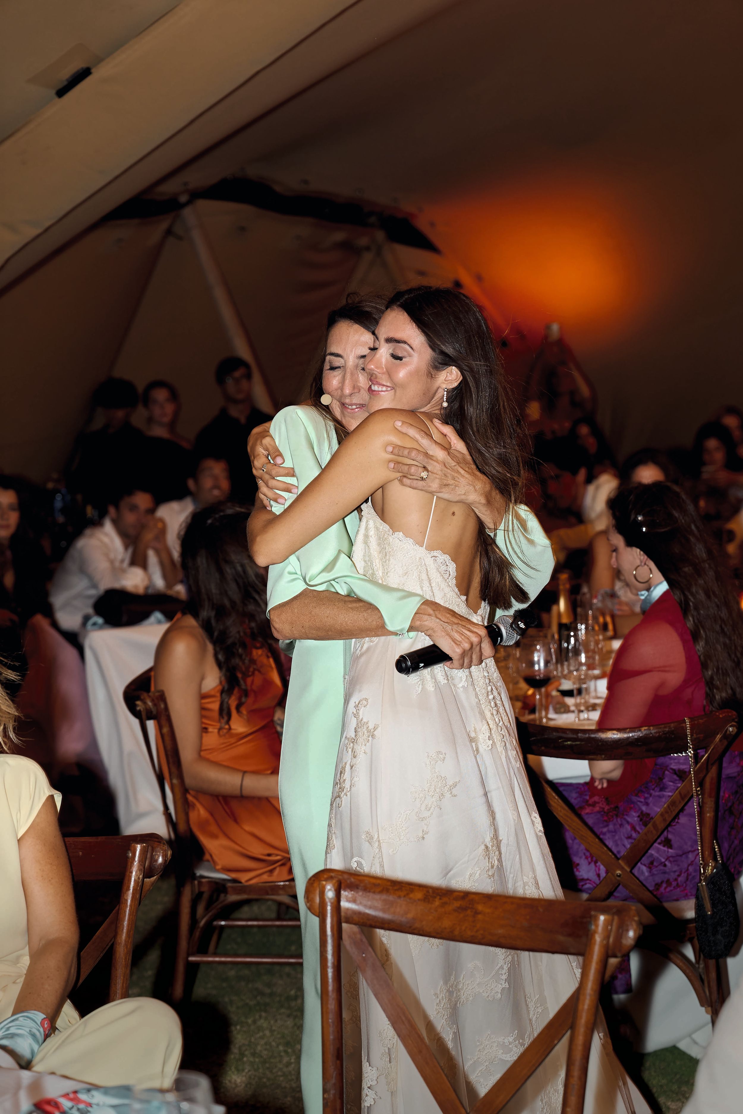 El abrazo de Anna Padilla a su madre después del monólogo con el que la presentadora sorprendió a los novios