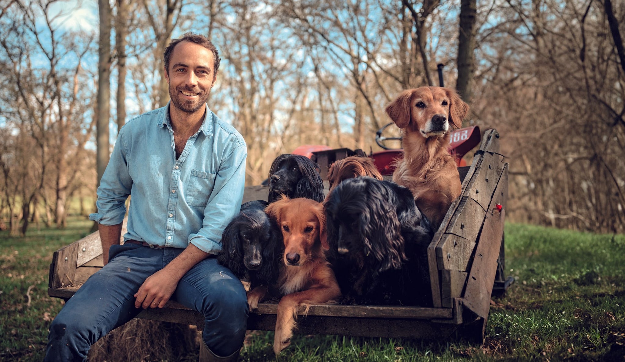 James Middleton nos recibe en su casa, en plena campiña de Berkshire. Nos acompañan en el recorrido sus seis perros: cuatro cocker spaniel y dos golden retriever. "Viven en el presente, no piensan en el mañana", nos revela sobre la gran enseñanza que aprendió de sus mascotas para superar su depresión