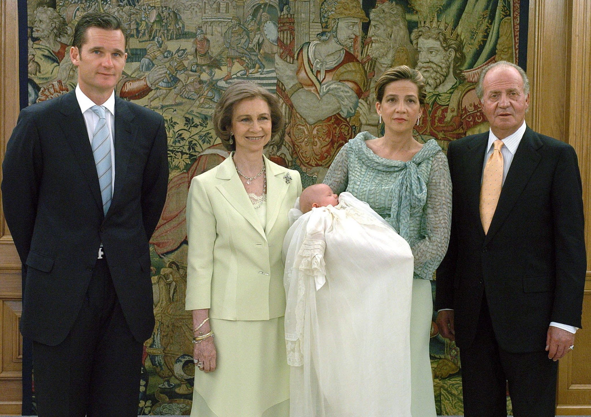 El día del bautizo de su hija, Irene, junto a los reyes Juan Carlos y Sofía