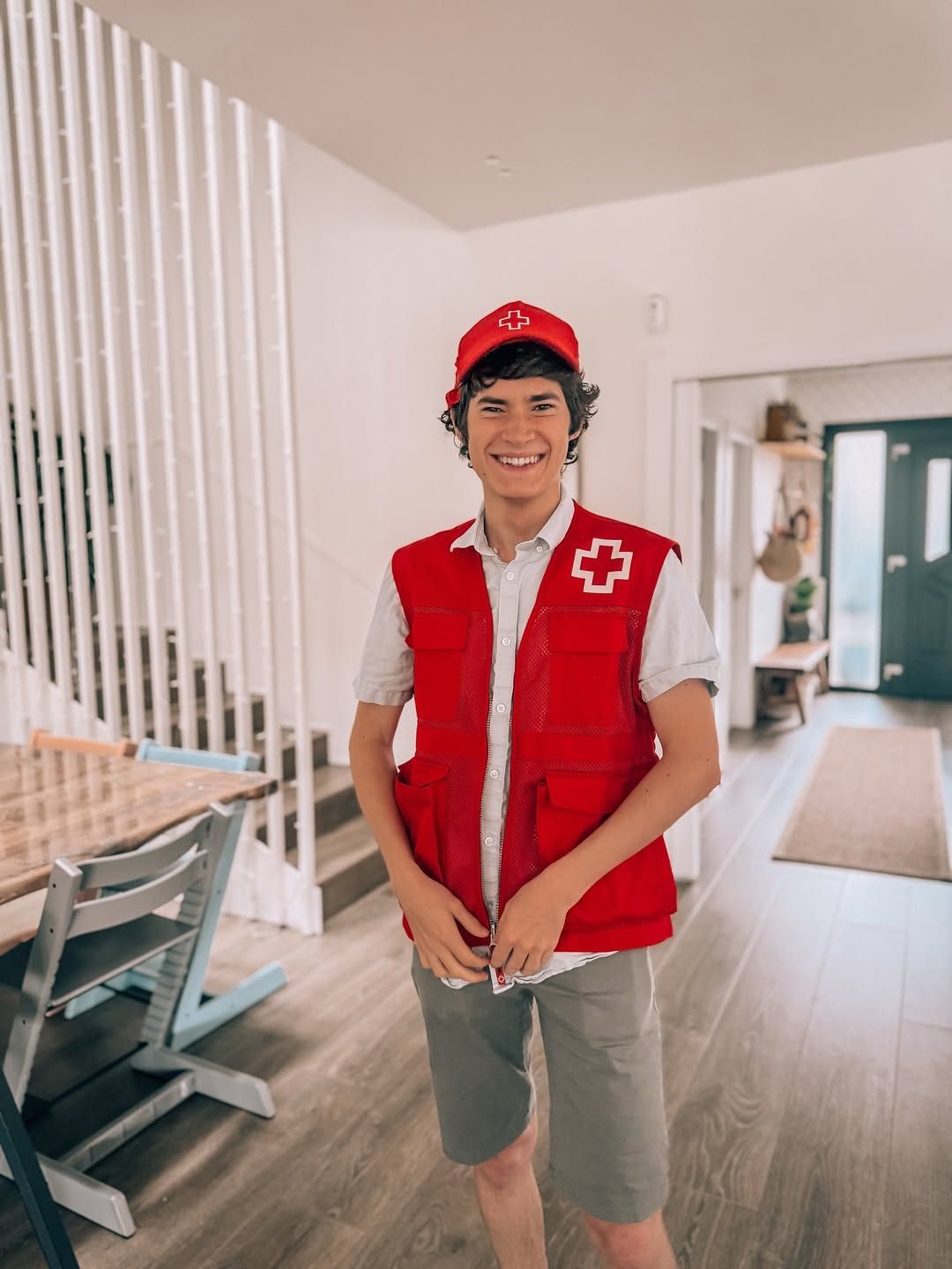 Aimar, hijo de Verdeliss, como voluntario de la Cruz Roja