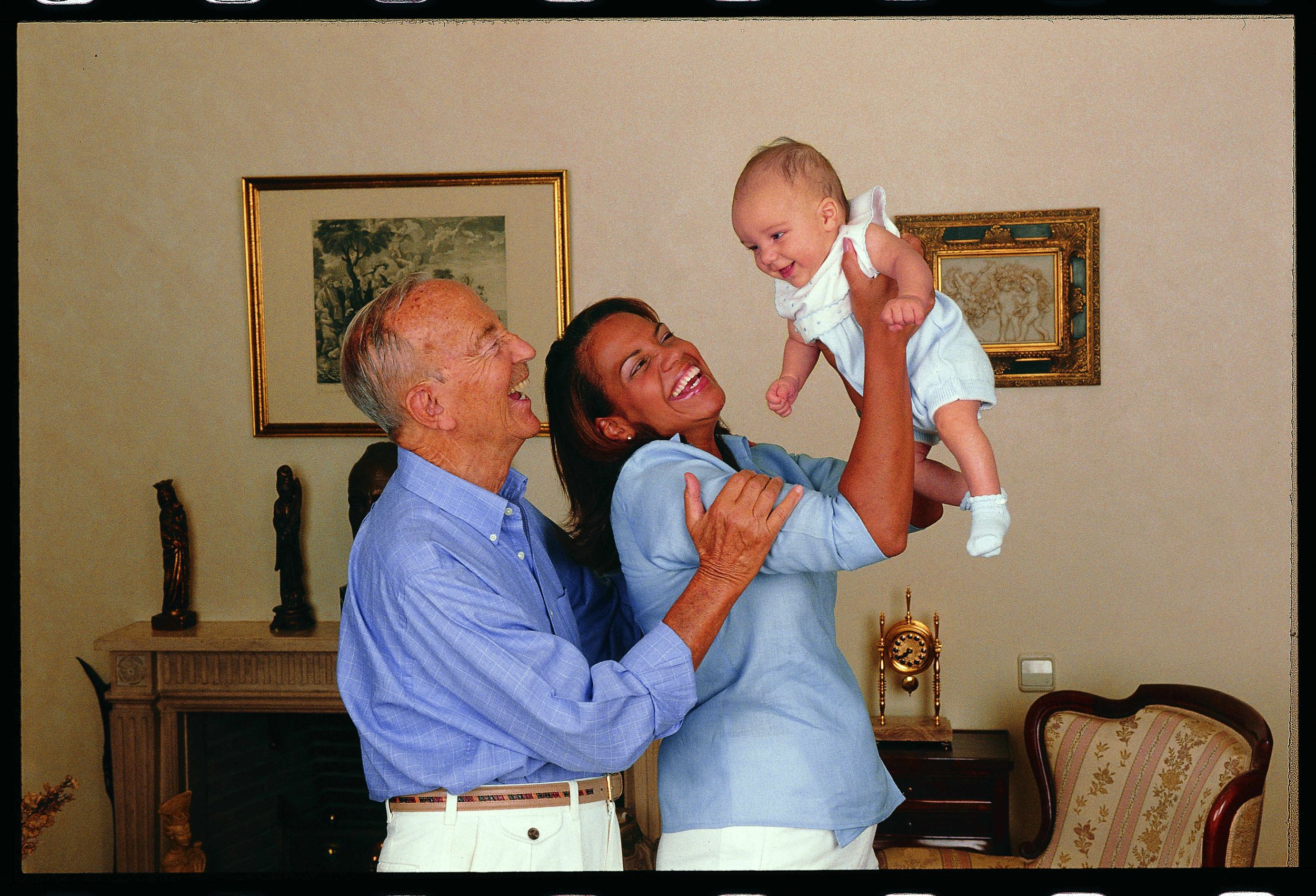 10/2004. Madrid. Julio Iglesias Puga y Ronna Keith posando con su hijo Jaime por primera vez en su casa