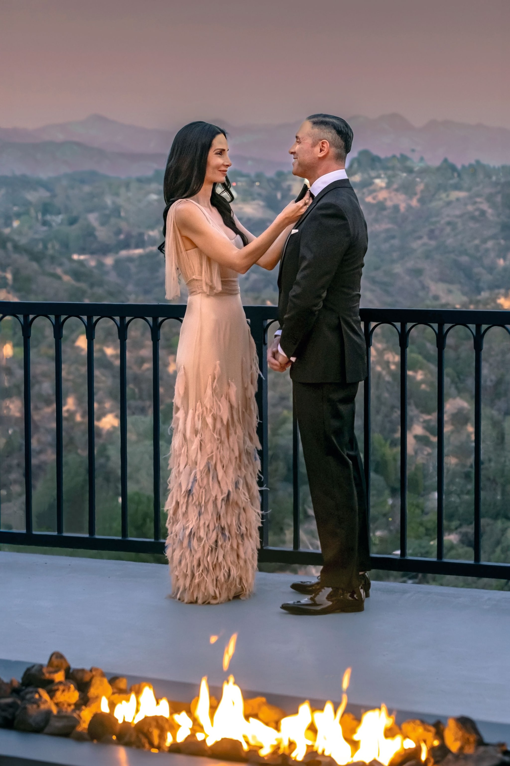 LA ARTISTA Y DISEÑADORA ELICIA CASTALDI Y SU MARIDO, DAVID KOKAKIS, NOS INVITAN A SU FABULOSA CASA EN BLANCO Y NEGRO EN LAS COLINAS DE BEL-AIR