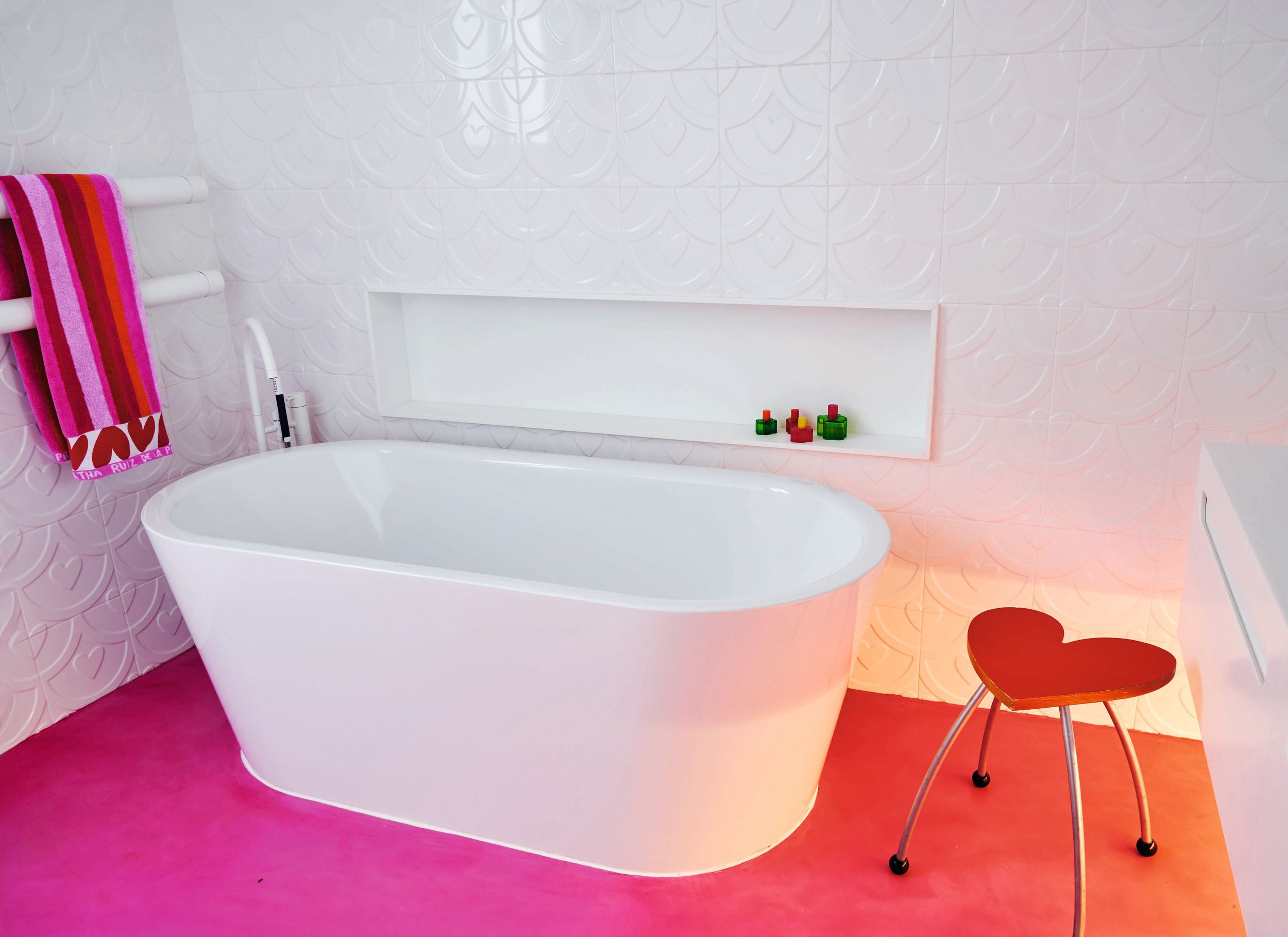 Dos imágenes de otro cuarto de baño 