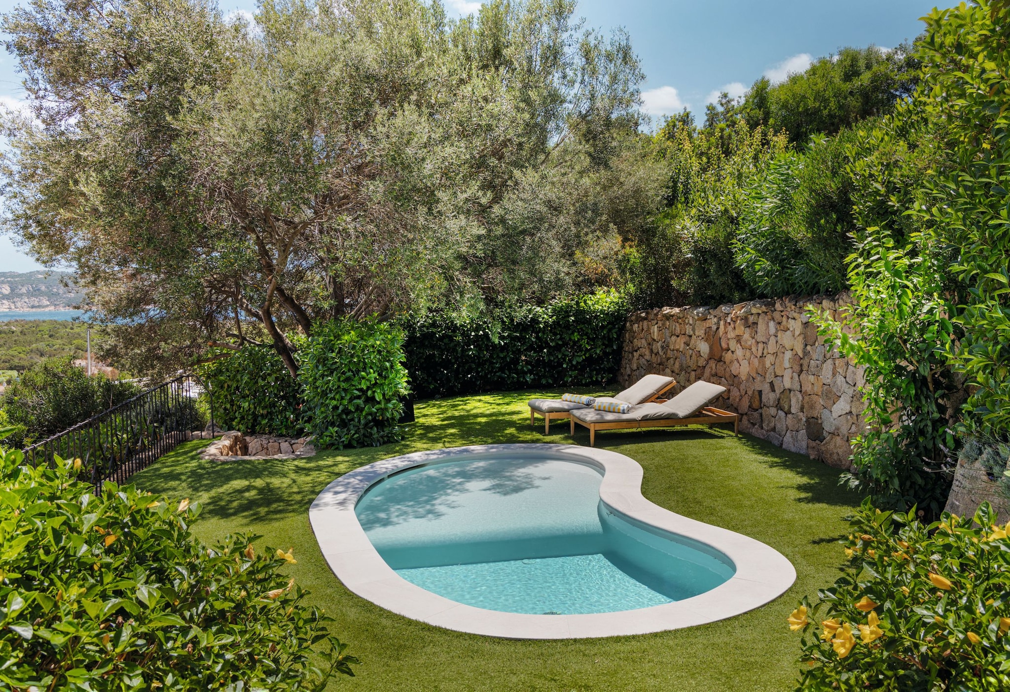 ENTRAMOS CON MARIANGELA LEONE JAMAL EN SU IMPRESIONANTE VILLA DE VERANO EN CERDEÑA, RODEADA DE VEGETACIÓN Y CON VISTAS AL EXCLUSIVO PUERTO DEPORTIVO DE PORTO CERVO