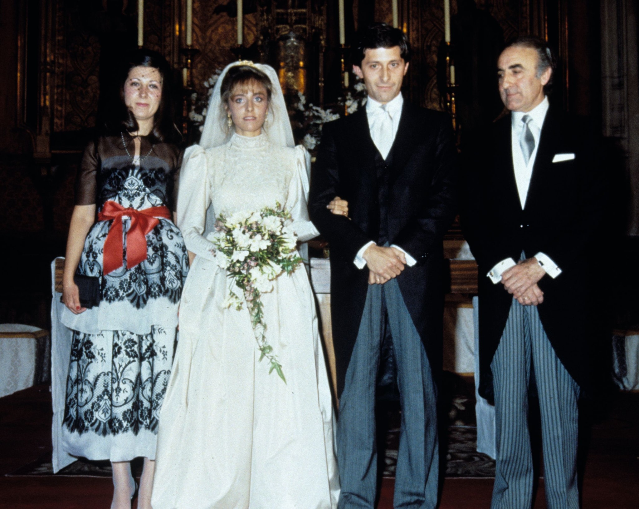 Emiliano Revilla, en traje, junto a la novia y dos acompañantes en una boda