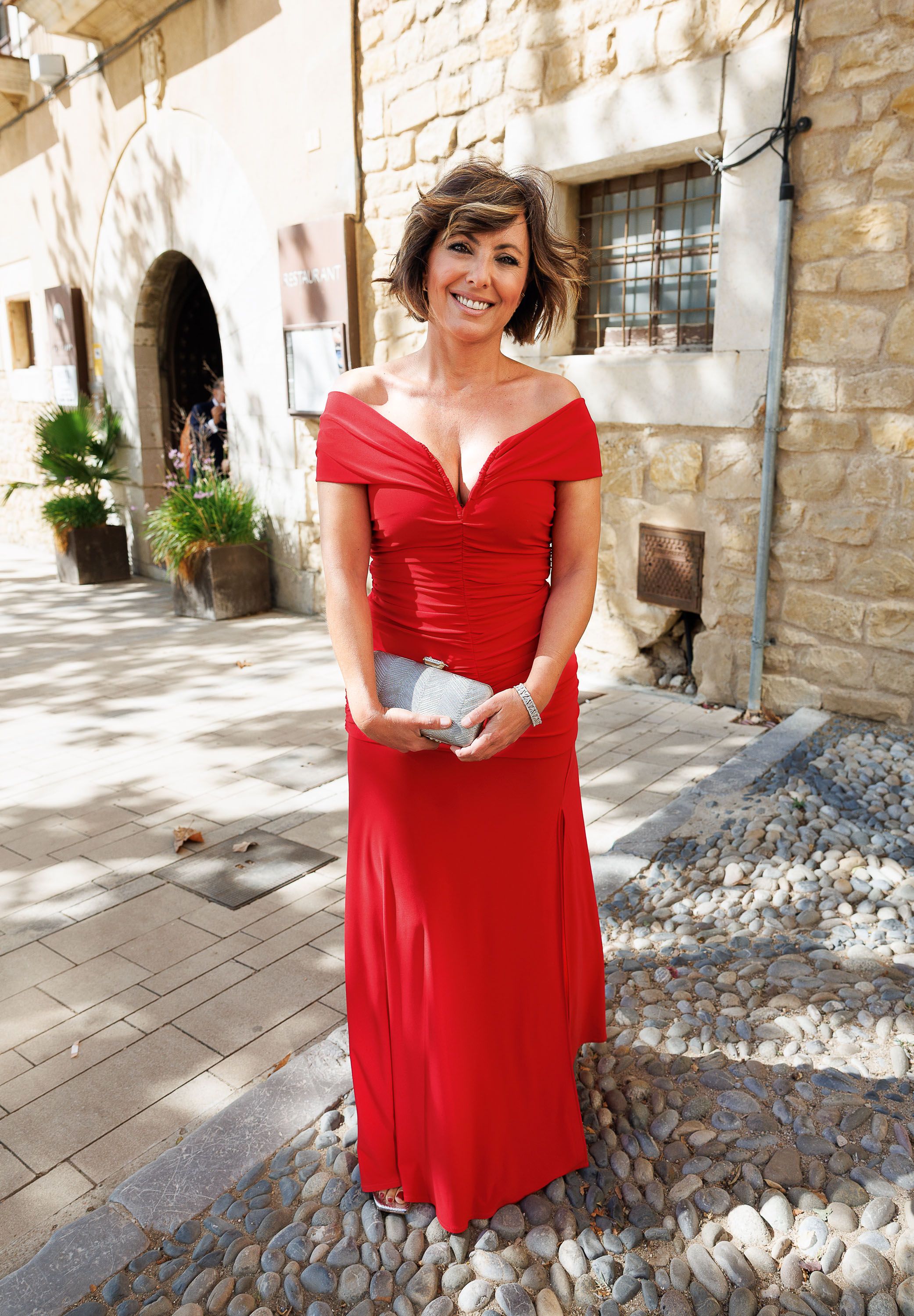 Sonsoles Ónega, con un vestido rojo de escote bardot.