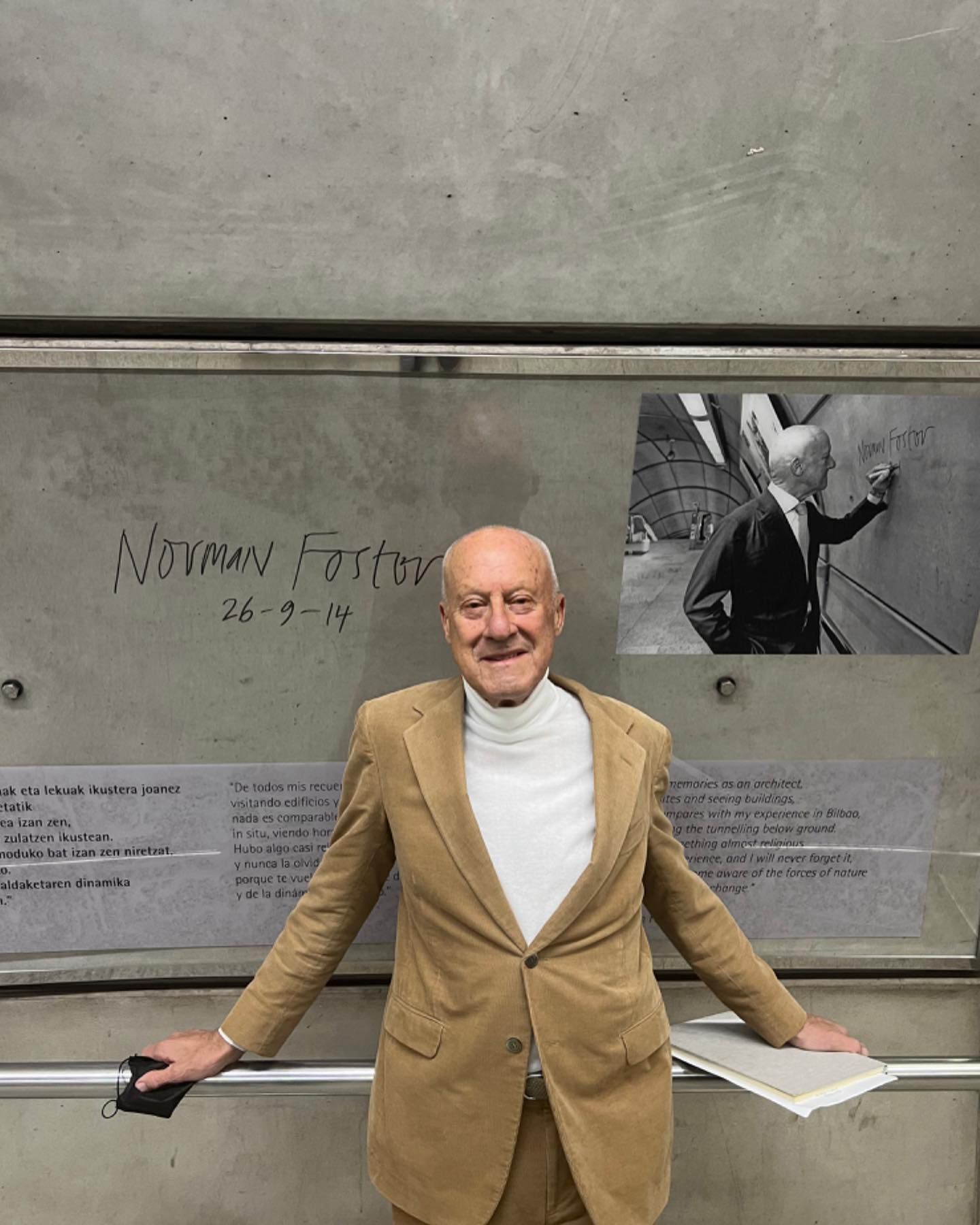 Norman Foster posando