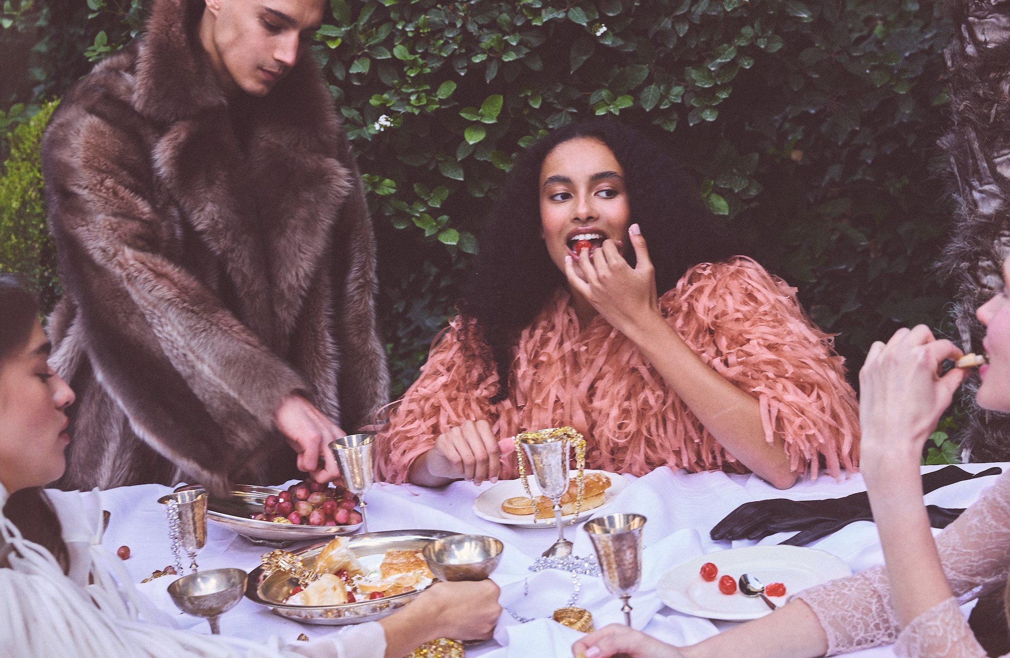 Álvaro posa con total look, de Fendi. La mesa está decorada con atrezo, de Mestizo Store; copas y fuente, de Villa Las Perelli, y joyas, de Swarovski