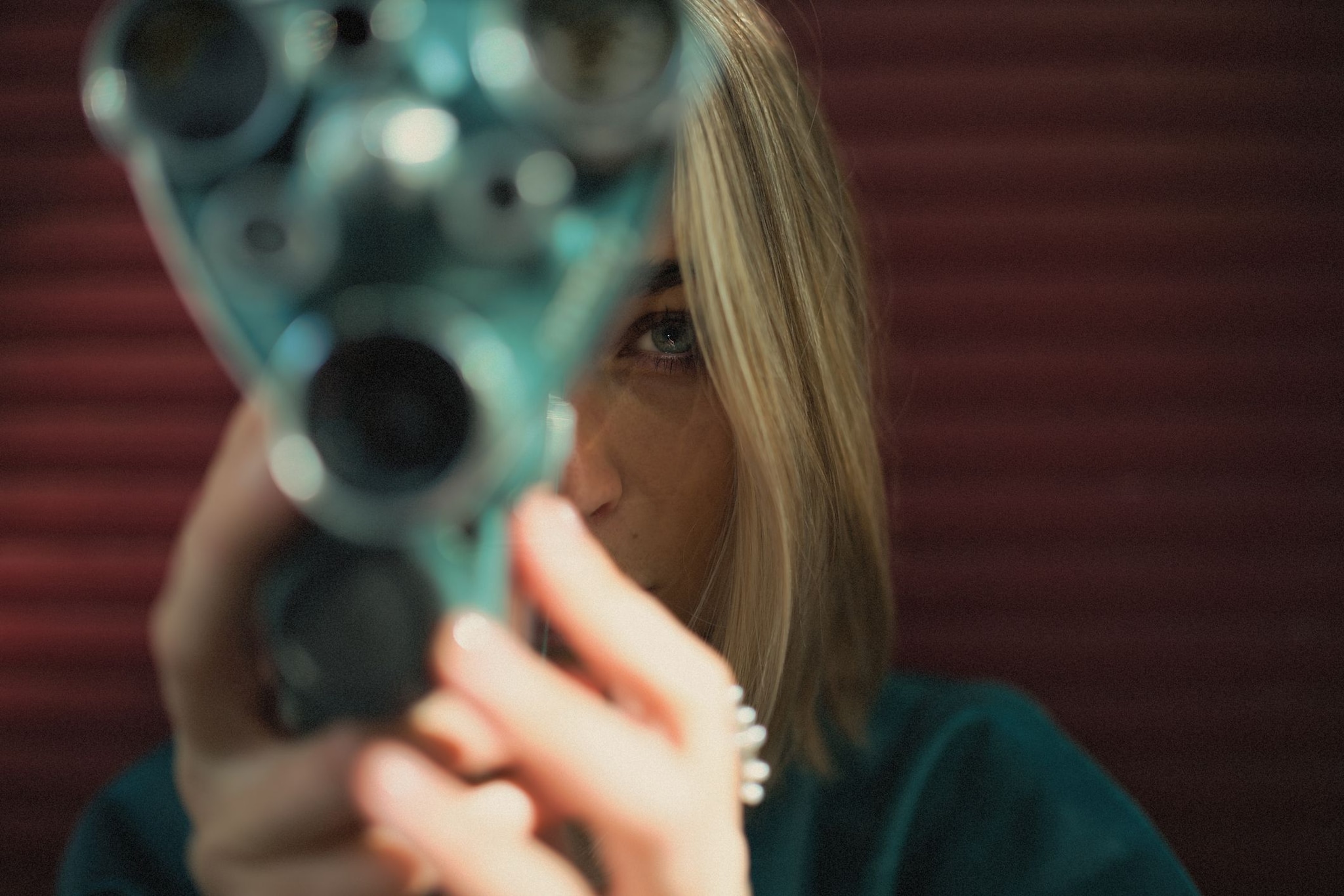 Mujer con una cámara de cine 