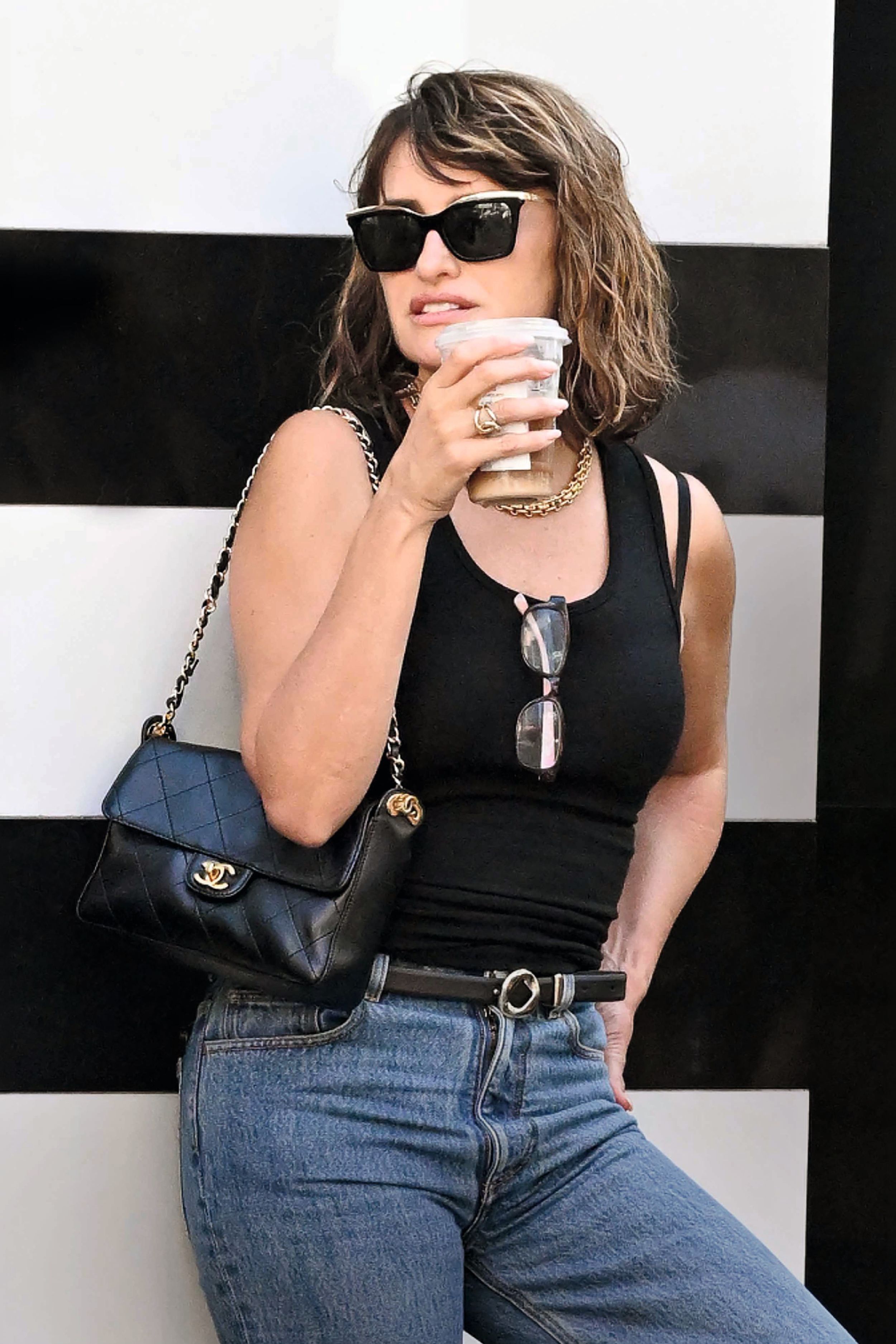 Penélope Cruz aprovechó un descanso en el rodaje de su nueva película, 'París Paramount', para disfrutar de una divertida jornada familiar en el famoso parque temático de Los Ángeles