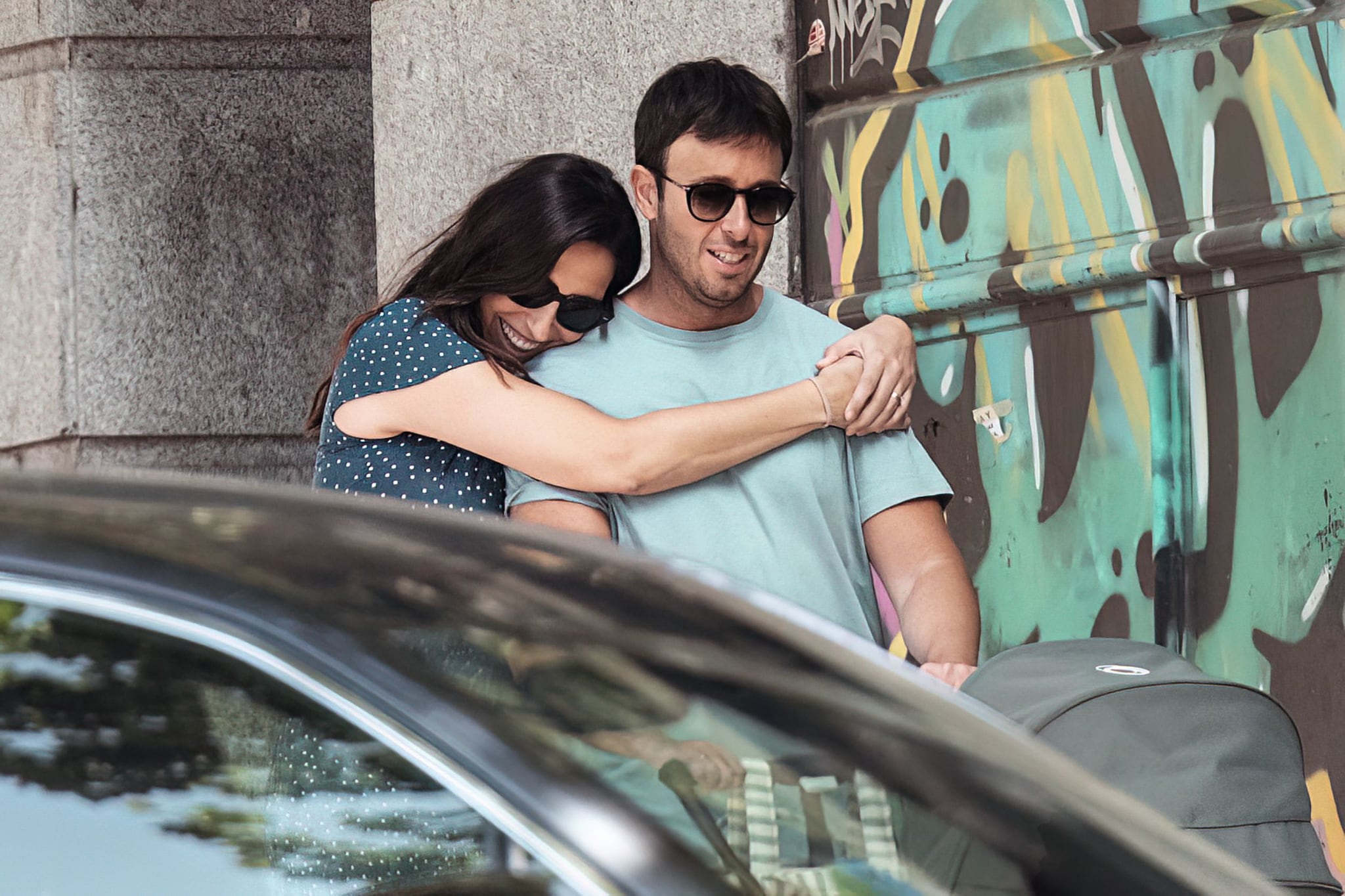 Matías Prats Jr. y su mujer, Claudia Collado, paseando a su bebé
