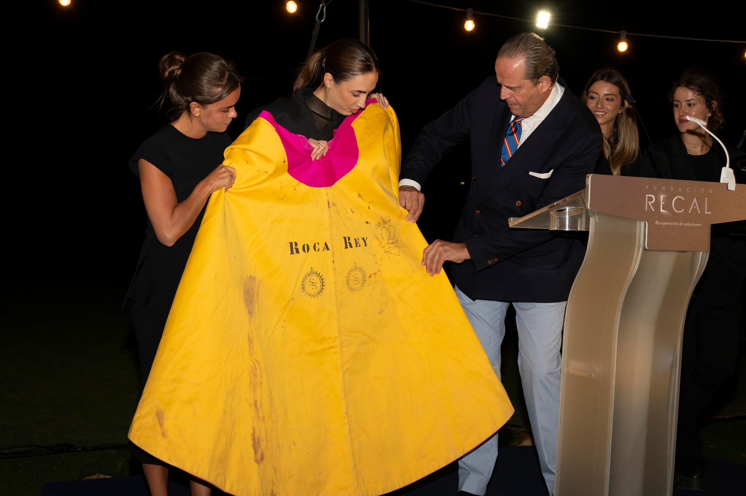 El momento en el que se subastó el capote de Roca Rey