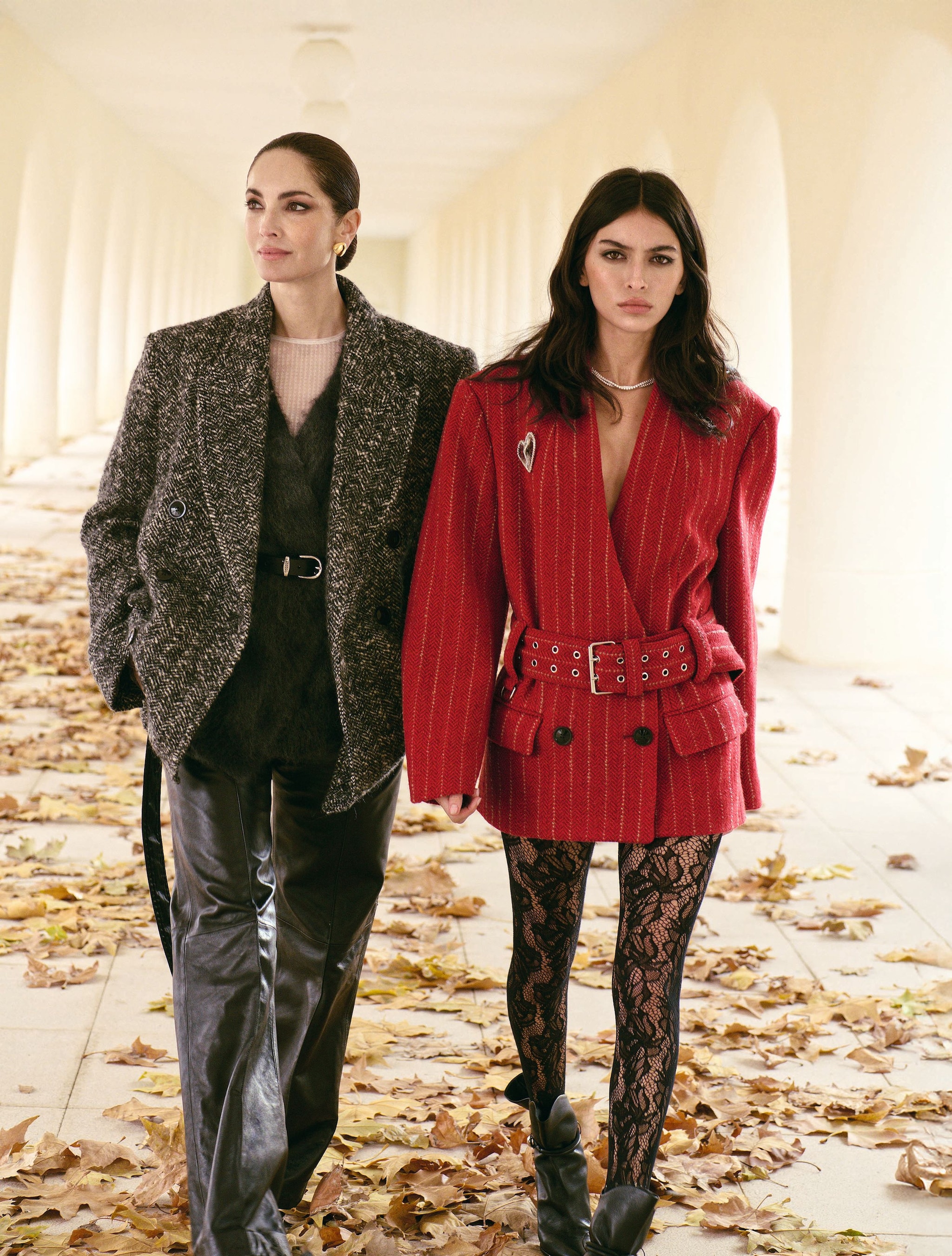 Eugenia Silva, directora de arte aquí y Lucía posan con looks, de Isabel Marant, y joyas, de Rabat.