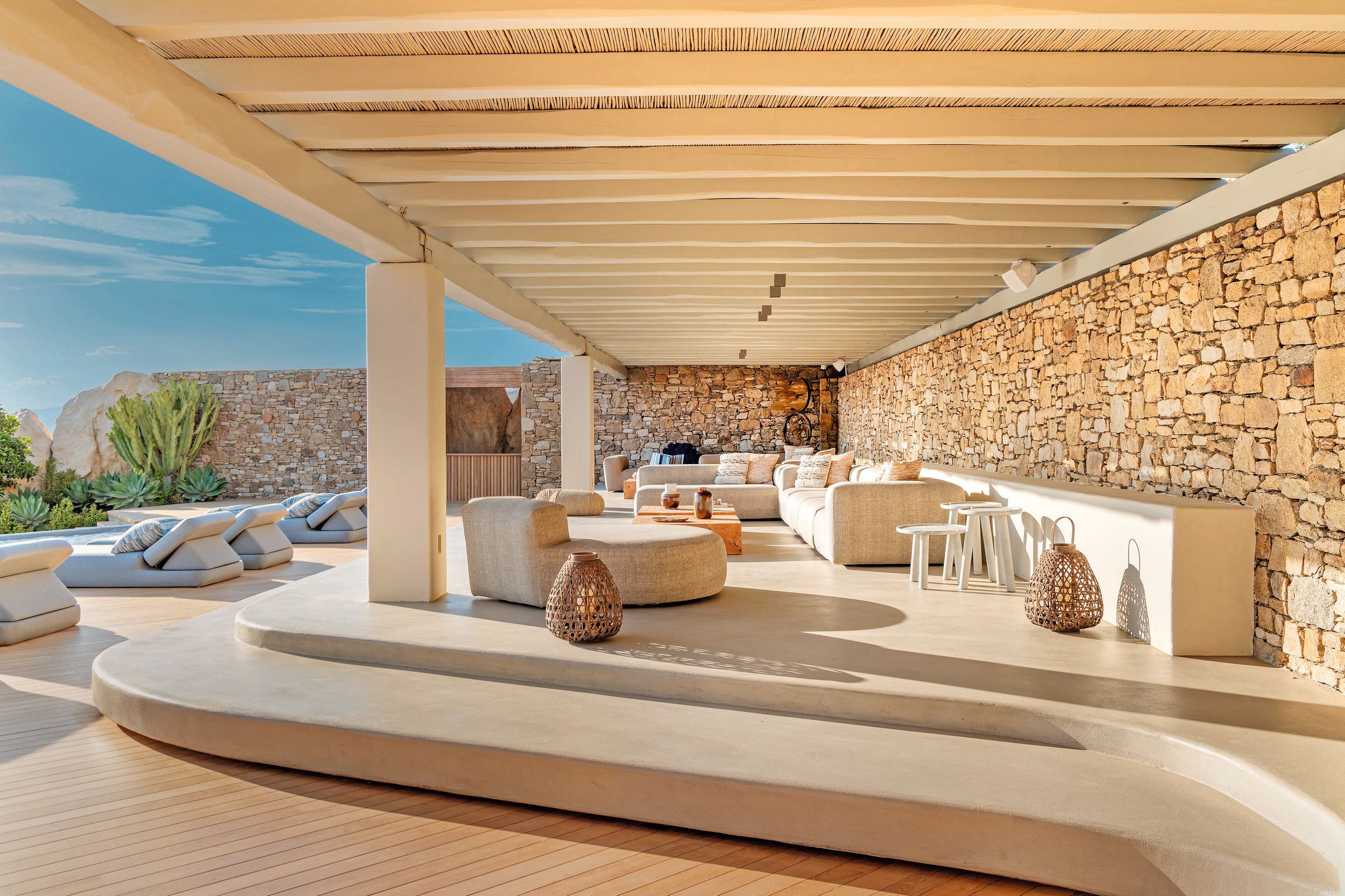Detalle del salón y la zona de descanso de la piscina