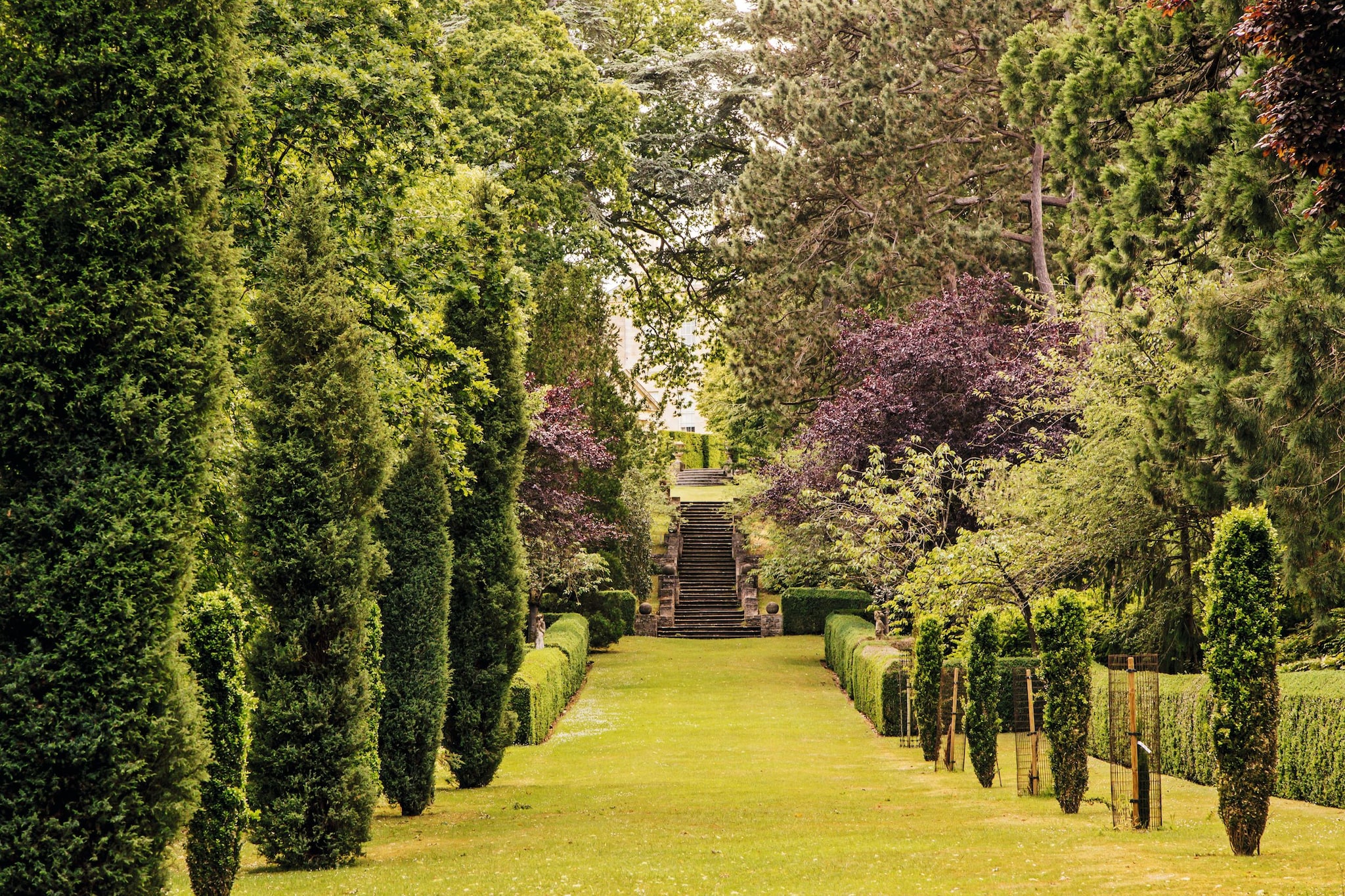 Las cuadras de los caballos, coronadas por un campanario que todavía marca las horas