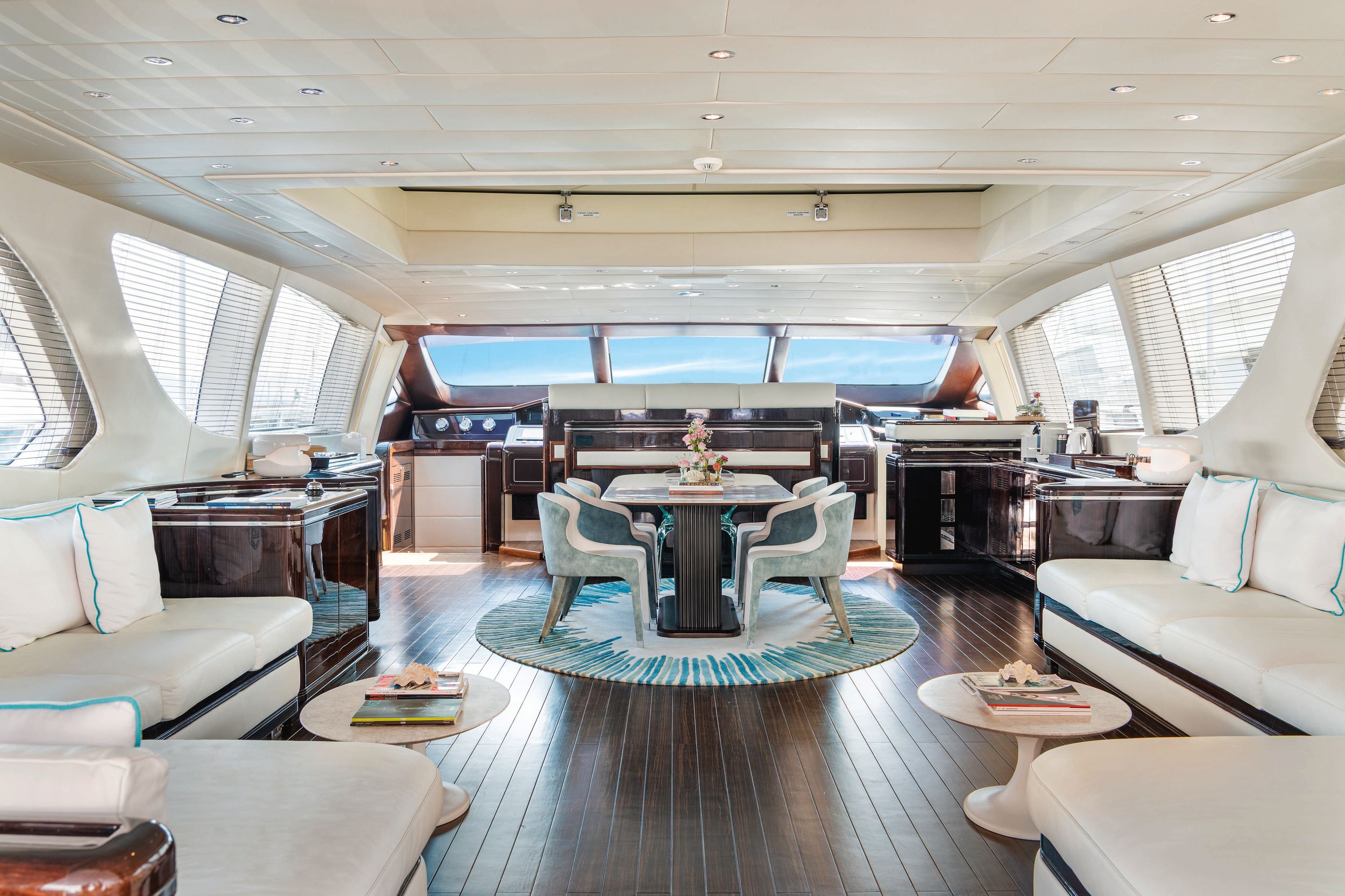 El matrimonio posee otras casas en París, Londres, República Dominicana, Miami y Bahamas y suele pasar sus vacaciones estivales navegando por aguas de Cerdeña. Izquierda, el interior de su lujoso yate, atracado en el puerto deportivo de Mareterra, al lado del edificio que alberga su casa. Derecha, Delia