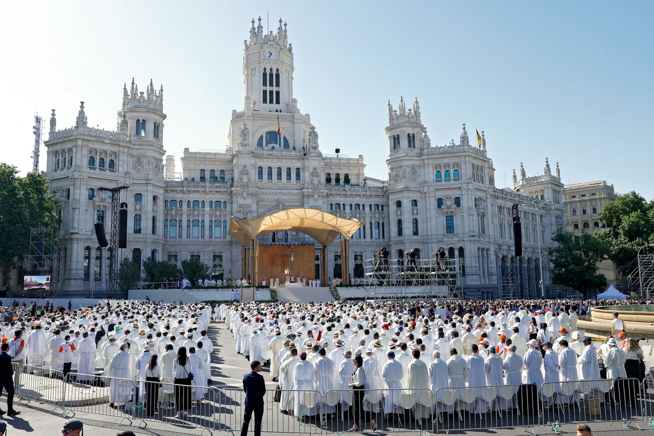 Una vista de la misa del Corpus Christi oficiada por el Papa León XIV en la Plaza de Cibeles