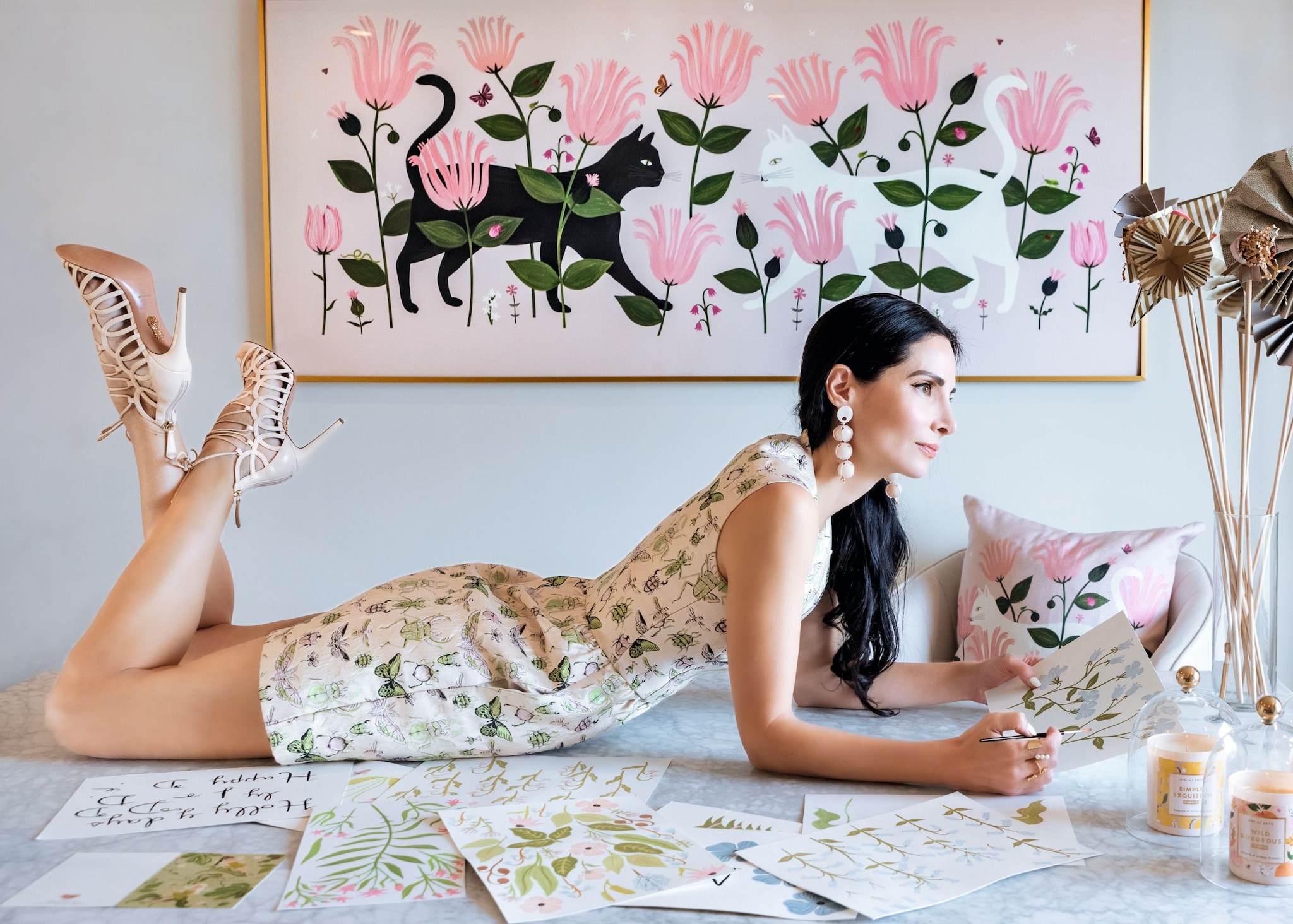 LA ARTISTA Y DISEÑADORA ELICIA CASTALDI Y SU MARIDO, DAVID KOKAKIS, NOS INVITAN A SU FABULOSA CASA EN BLANCO Y NEGRO EN LAS COLINAS DE BEL-AIR