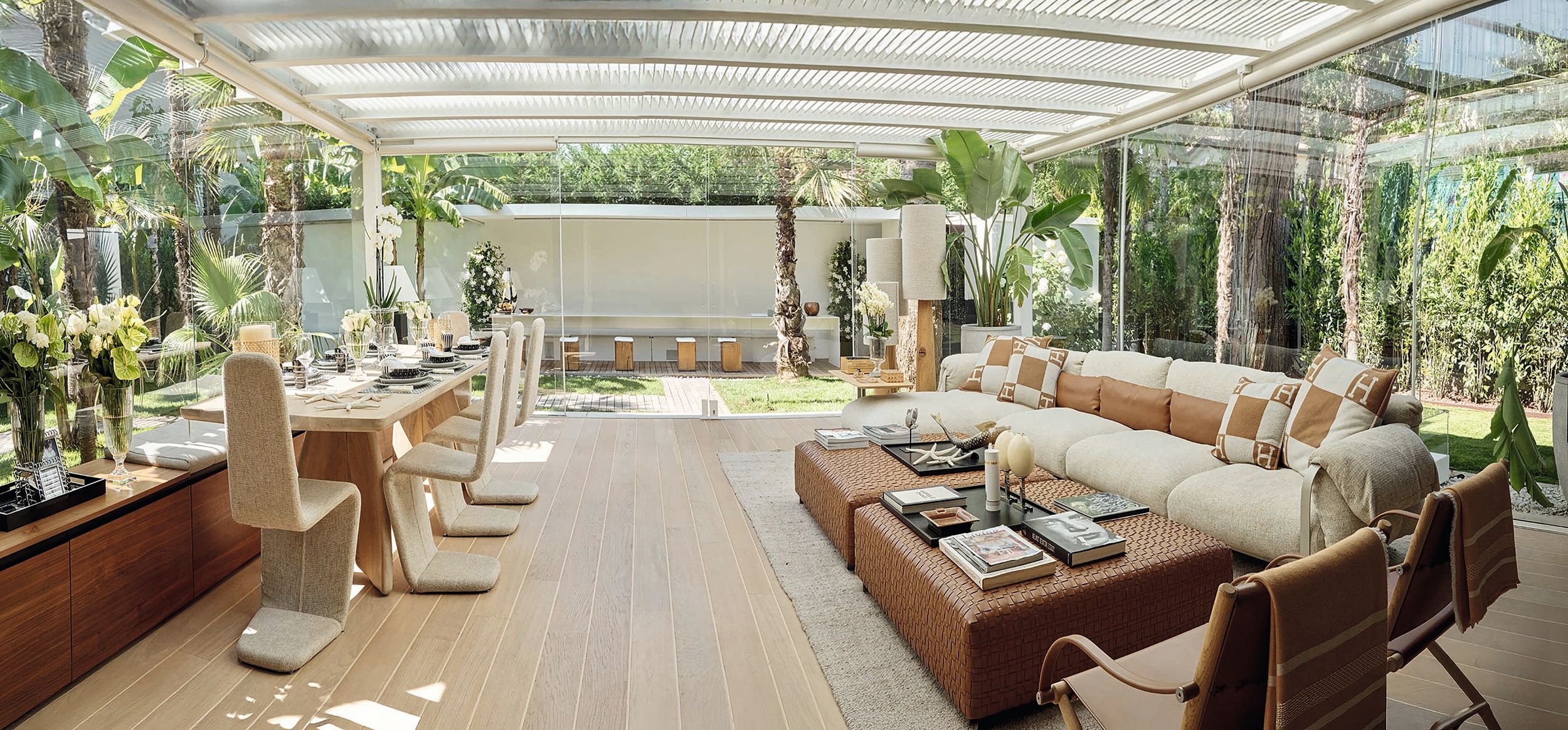 Su estancia favorita, la zona de estar, que se encuentra en la planta baja y está completamente abierta al jardín. De hecho, cuenta con un techo abatible para "ampliar aún más el diálogo entre el interior y el exterior"