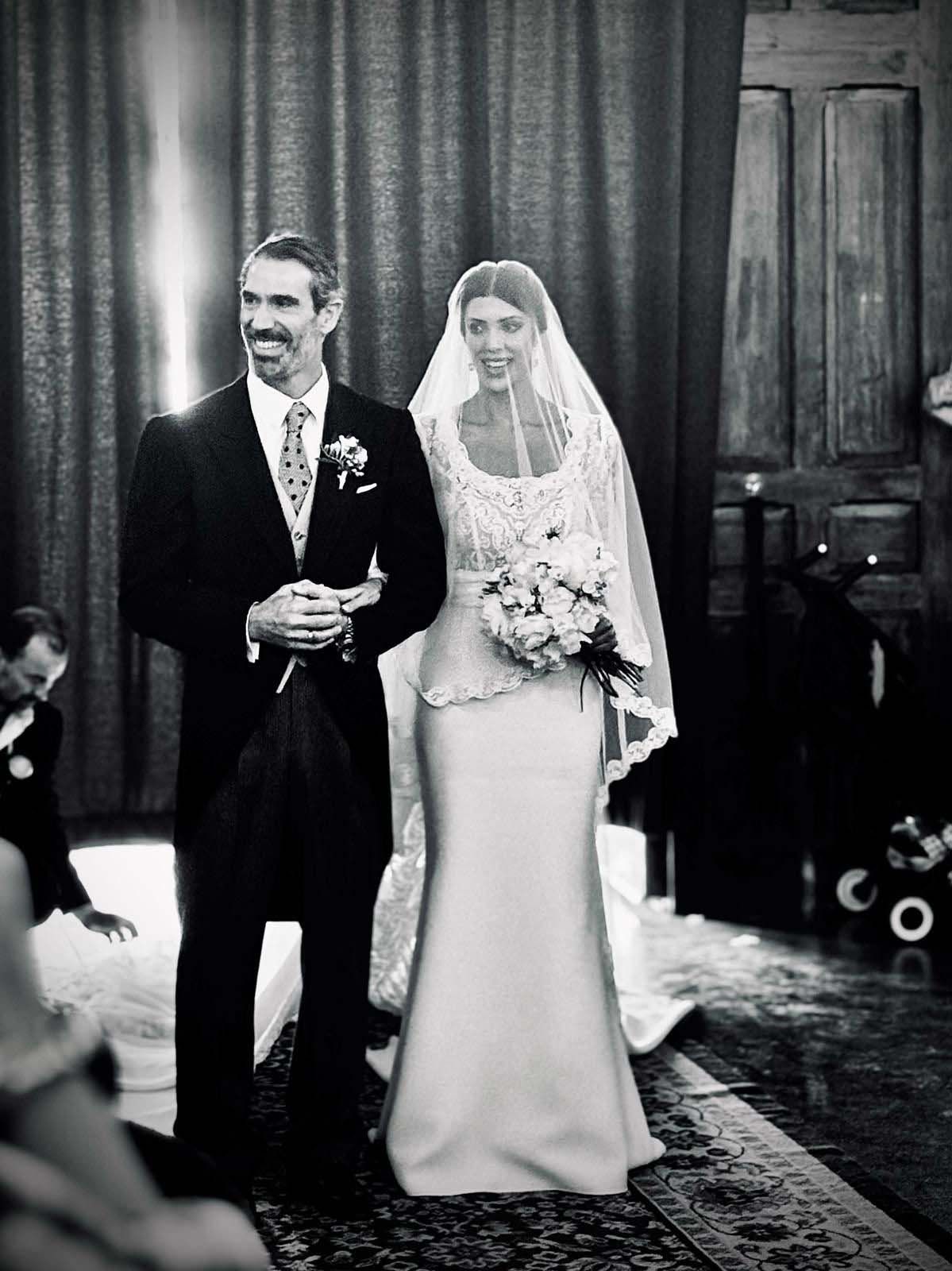 La novia con su padre de camino al altar 