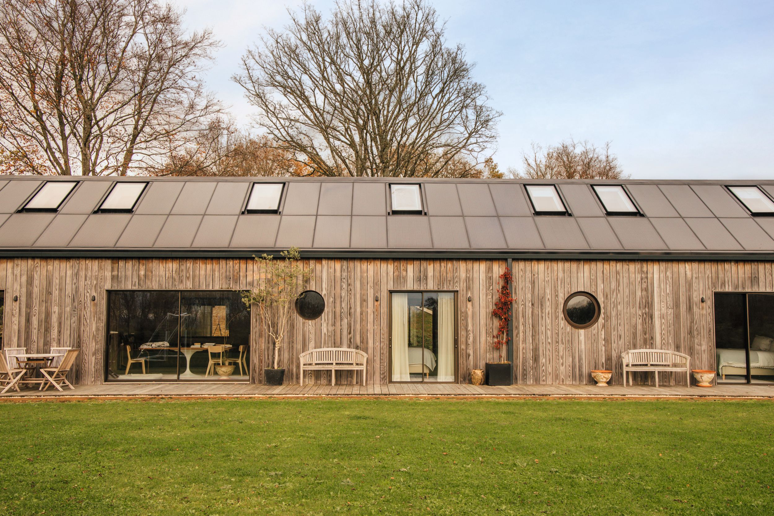 EL RECONOCIDO ARQUITECTO BRITÁNICO ALEX MICHAELIS Y SU MUJER, SUSANNA PARRY NOS ABREN LAS PUERTAS DE SU FABULOSA “CASA DE LA HOJA” EN LOS COtsWOLDS (INGLATERRA)