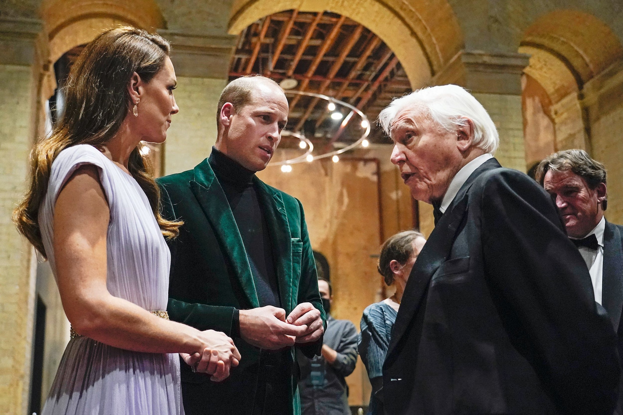 El príncipe Guillermo con su esposa, la princesa, y Sir David Attenborough