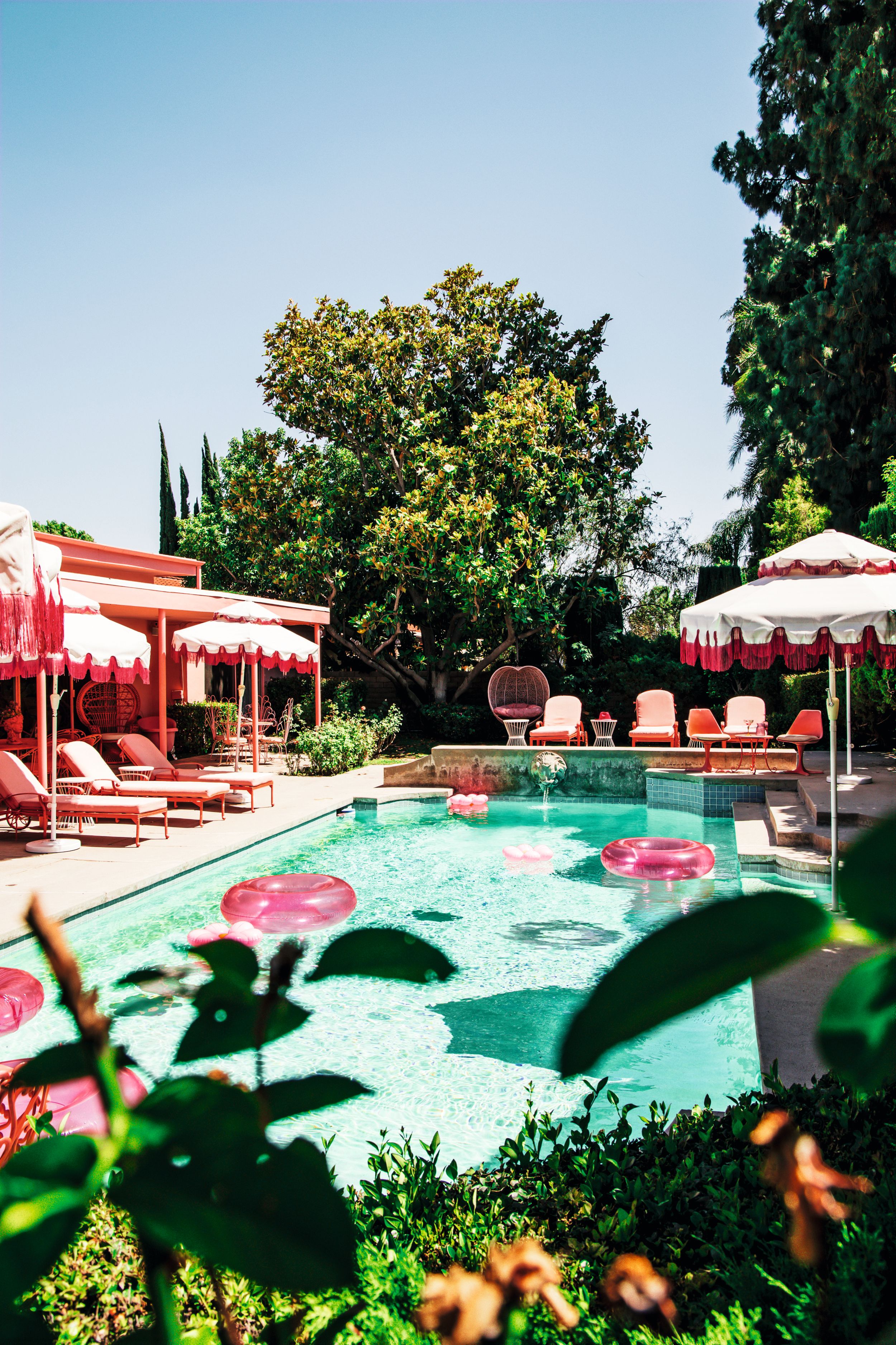 JAMIE NELSON NOS RECIBE EN SU CASA ROSA DE LOS ÁNGELES, UN TEMPLO DEL ESTILO RETRO, FANTASÍA Y “GLAMOUR” HOLLYWOODiense